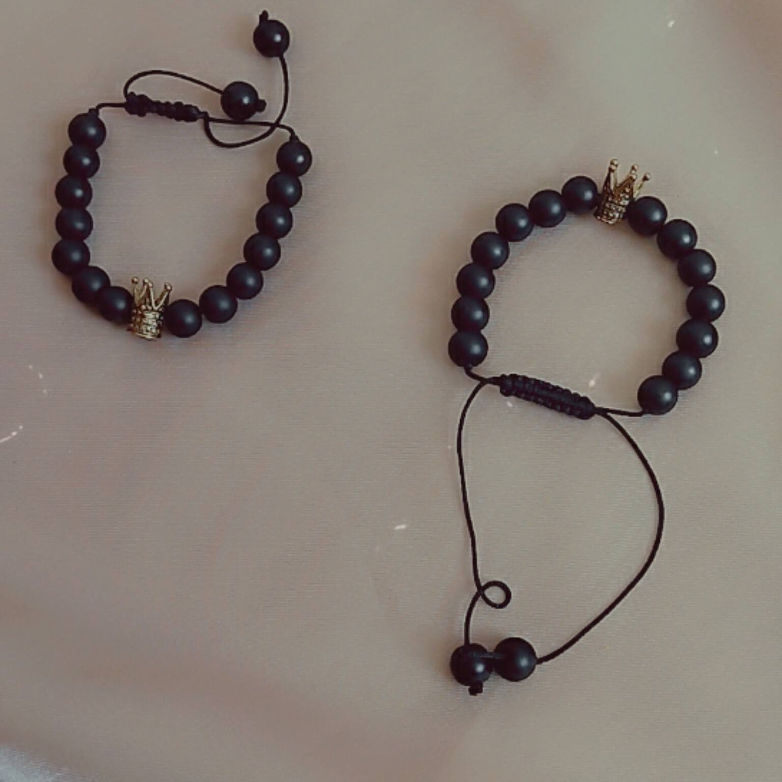 دستبند تاج با مهره مشکی مات 