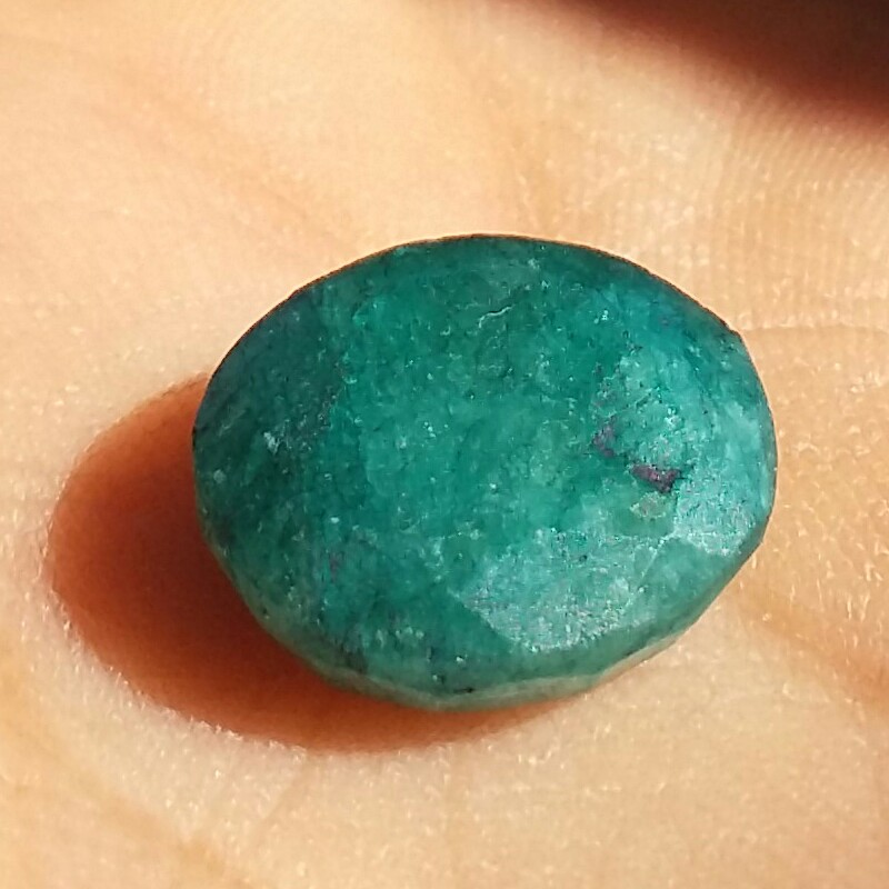 نگین زمرد بسیار پر رنگ وارداتی تراش بیضی کد 10478