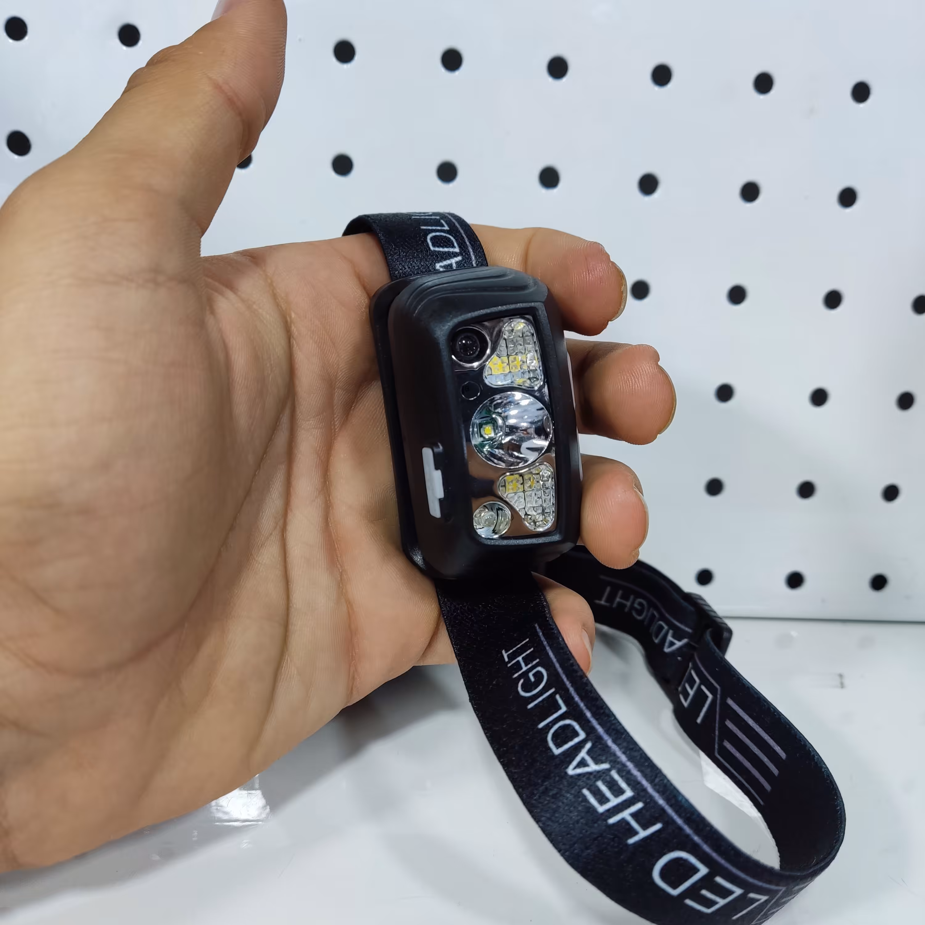 چراغ پیشانی کوچک سنسور دار دارای چندین حالت پخش نور و برد نور و دور کننده حشرات