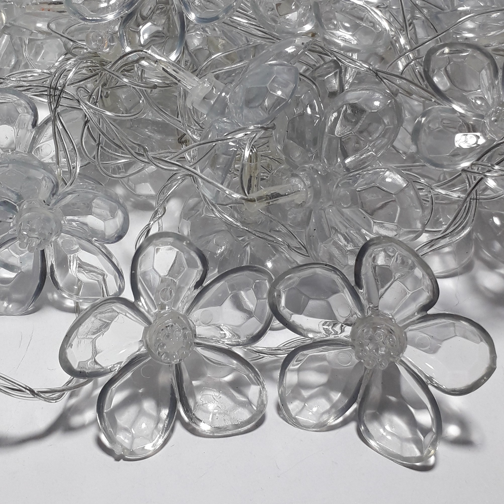 ریسه  LED طرح  گل بهاری برجسته 
رنگ آفتابی دارای 40LED
سیم های بی رنگ
متراژ 6m 
جنس pvc