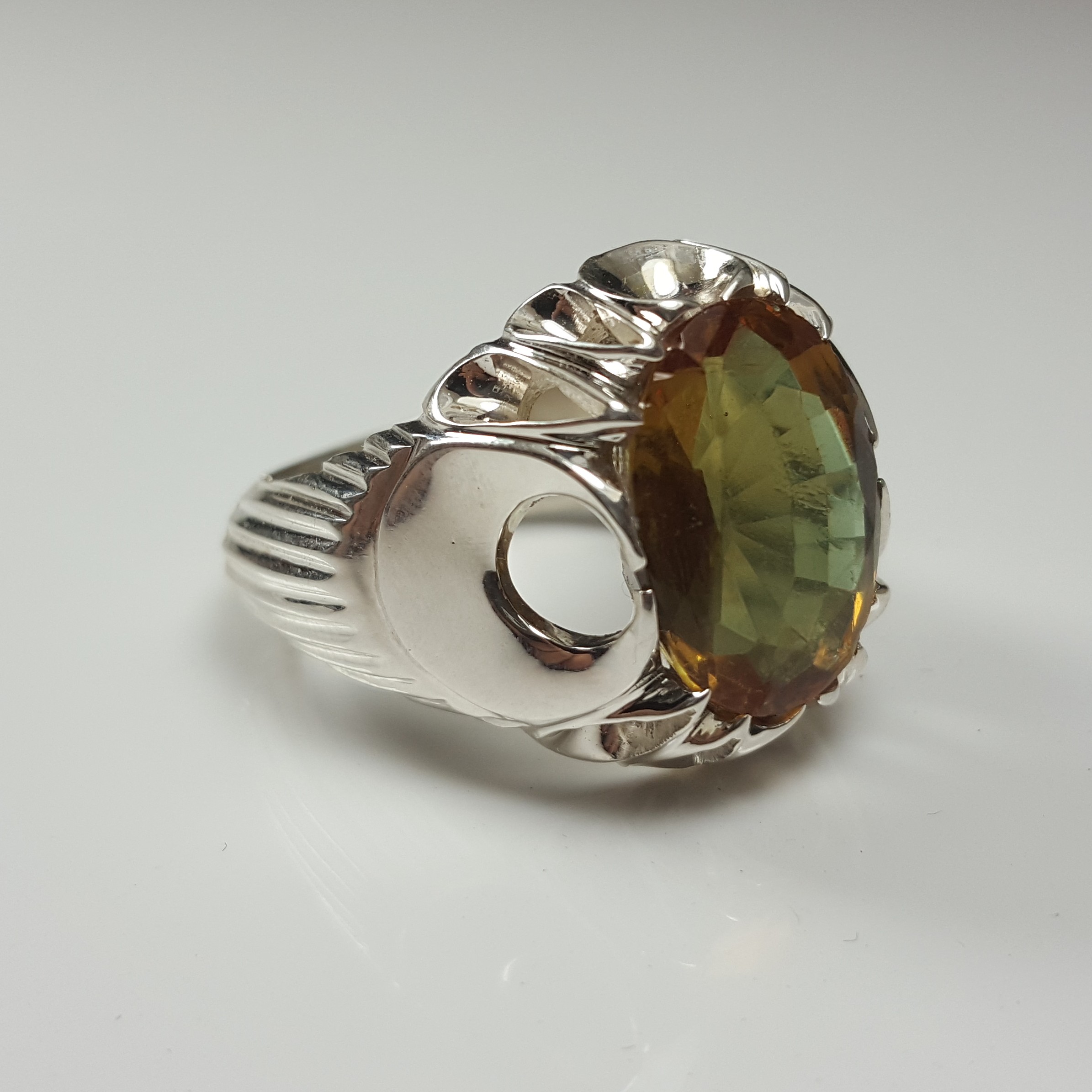 نگین الکساندری هفت رنگ 
رکاب دست ساز مدل فیلی اسپرت 
وزن انگشتر کامل 14.6 
ابعاد 15 در 12 
قیمت 2 تومان