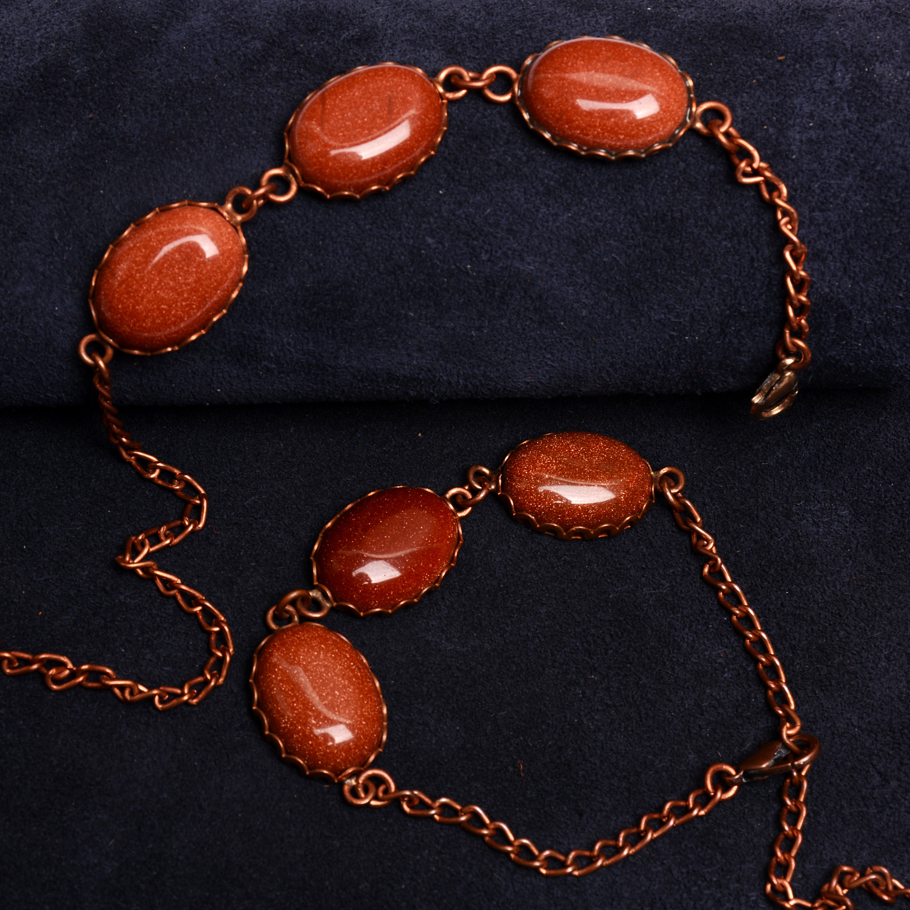 دستبند دلربا  بسیار خاص و فاخر  تهیه شده از بهترین سنگ دلربا و قاب برنجی  و کاملا دست ساز 