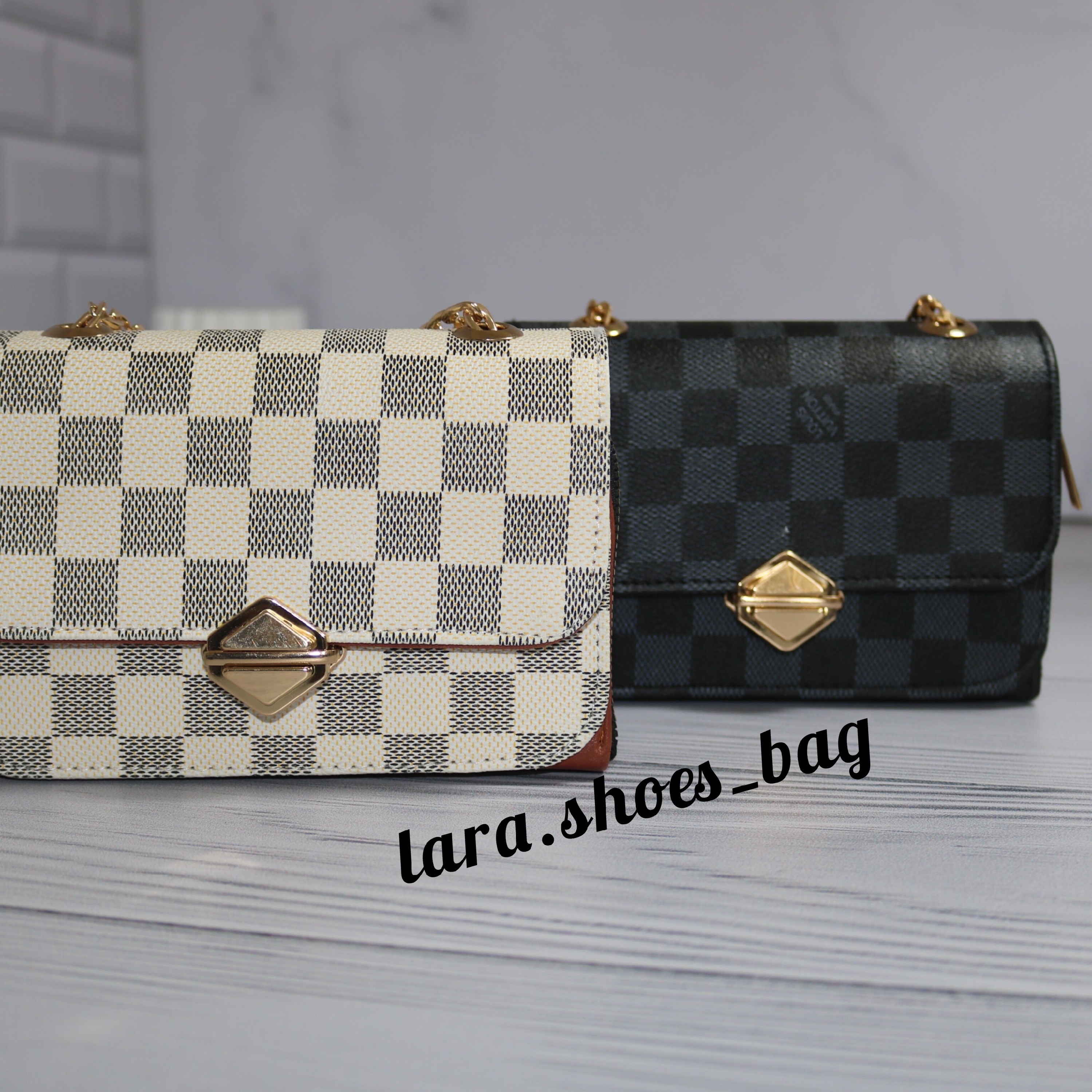 کیف دوشی پاسپورتی قفل دار،رنگبندی مطابق عکس،سایز 18در13،کیفیت عالی،قیمت 270تومن.