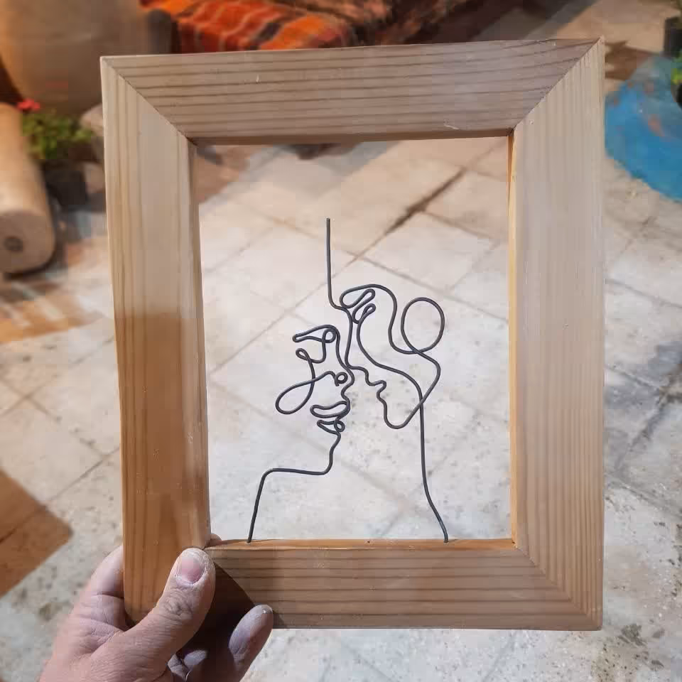 قاب چوبی مجسمه سیمی طرح عشق