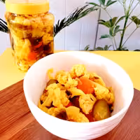 ترشی مخلوط زعفرانی خانگی (1240 گرم)