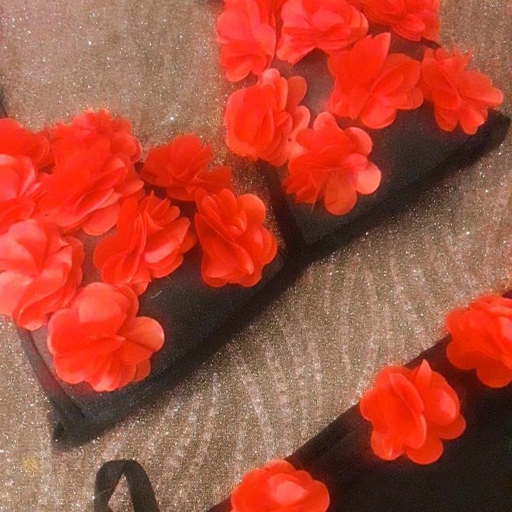 ست لباس زیرزنانه طرح گلبرگ قرمز