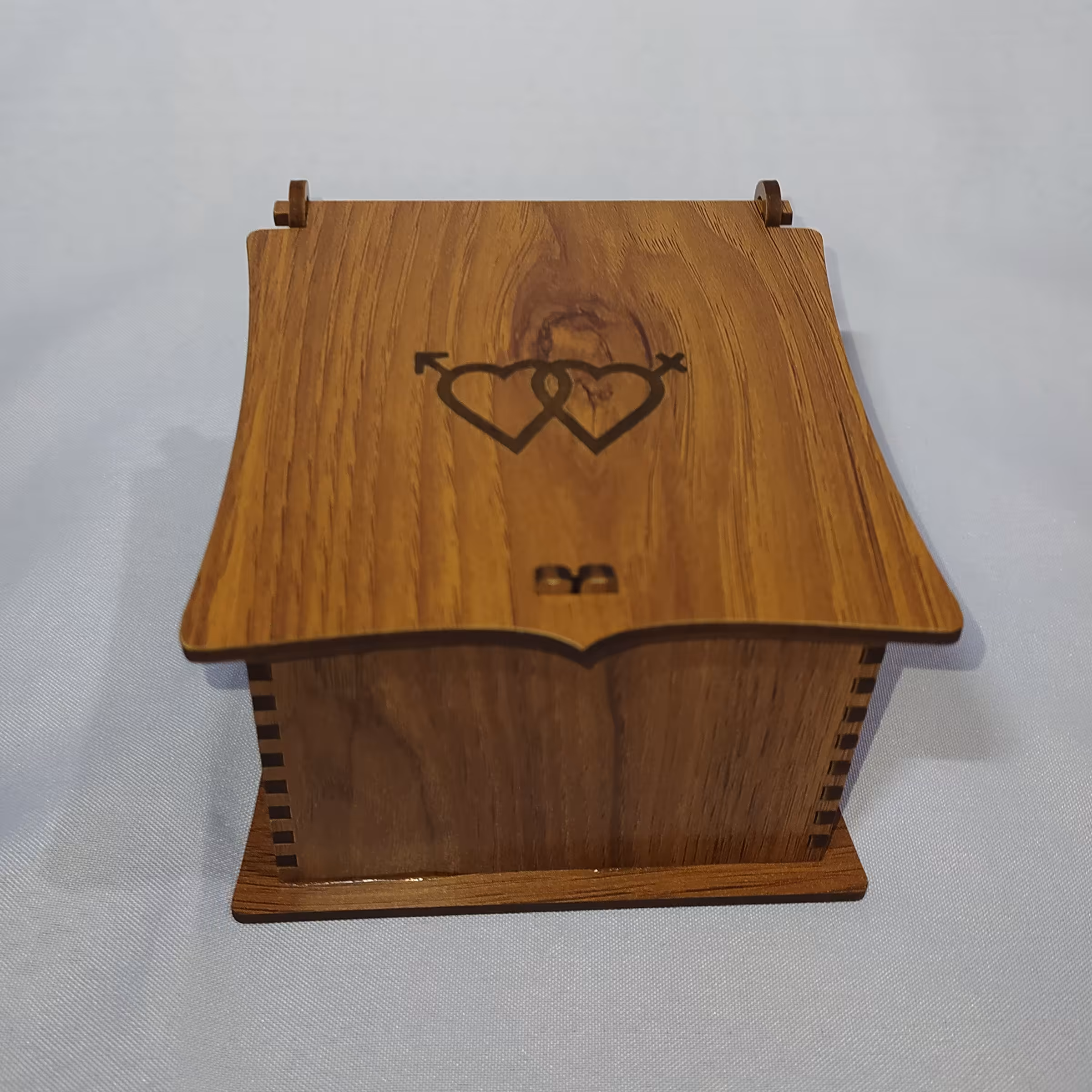 جعبه ساعت و کادو طرح تیر و قلب چوبی رنگ قهوه ای روشن ( گردویی )