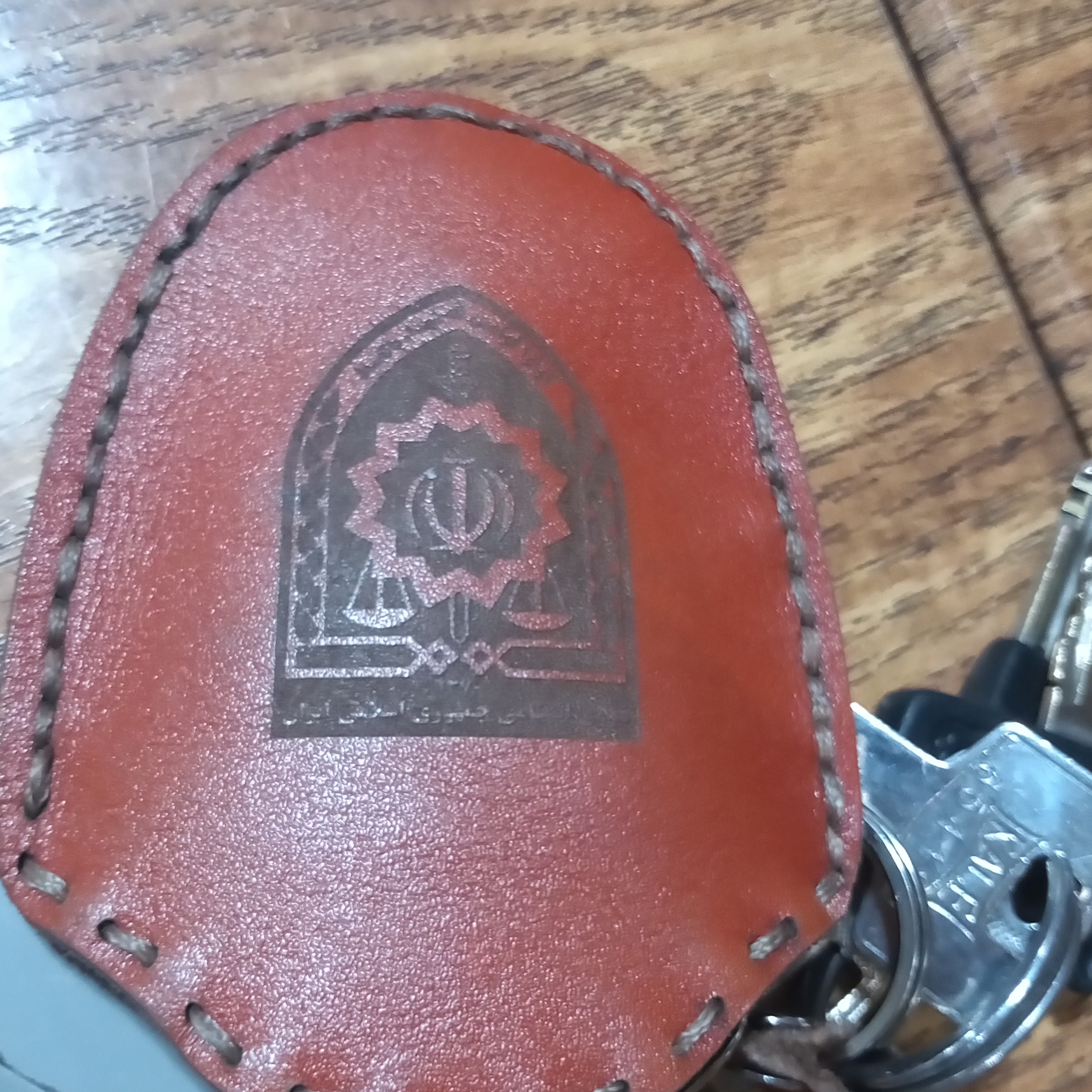 کیف و جا سویچی چرم طبیعی آرم دار دست دوز