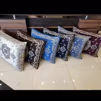 پشتی سنتی مربع در شش رنگ طوسی کرمی زرشکی آبی سورمه ای و قهوه ای 
جنس مخمل شانل
قیمت برای یک عدد پشتی 