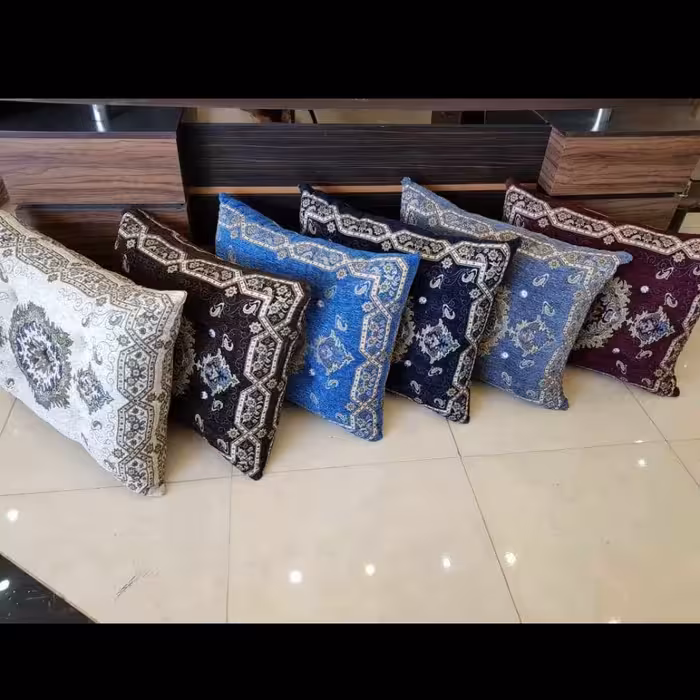 پشتی سنتی مربع در شش رنگ طوسی کرمی زرشکی آبی سورمه ای و قهوه ای 
جنس مخمل شانل
قیمت برای یک عدد پشتی 