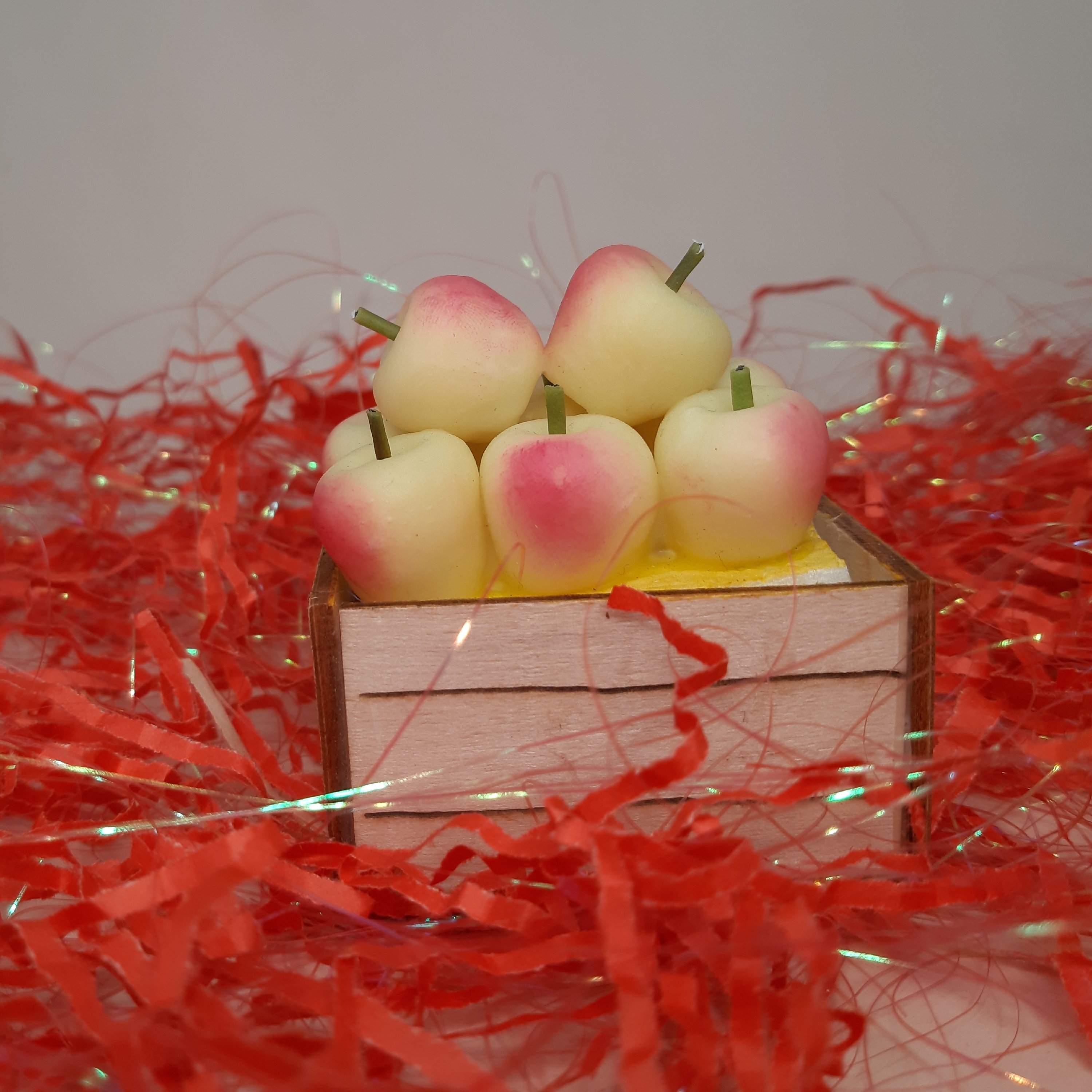 جعبه میوه سیب جنس جعبه چوبی
 جنس میوه خمیری
 قیمت20000  تومن