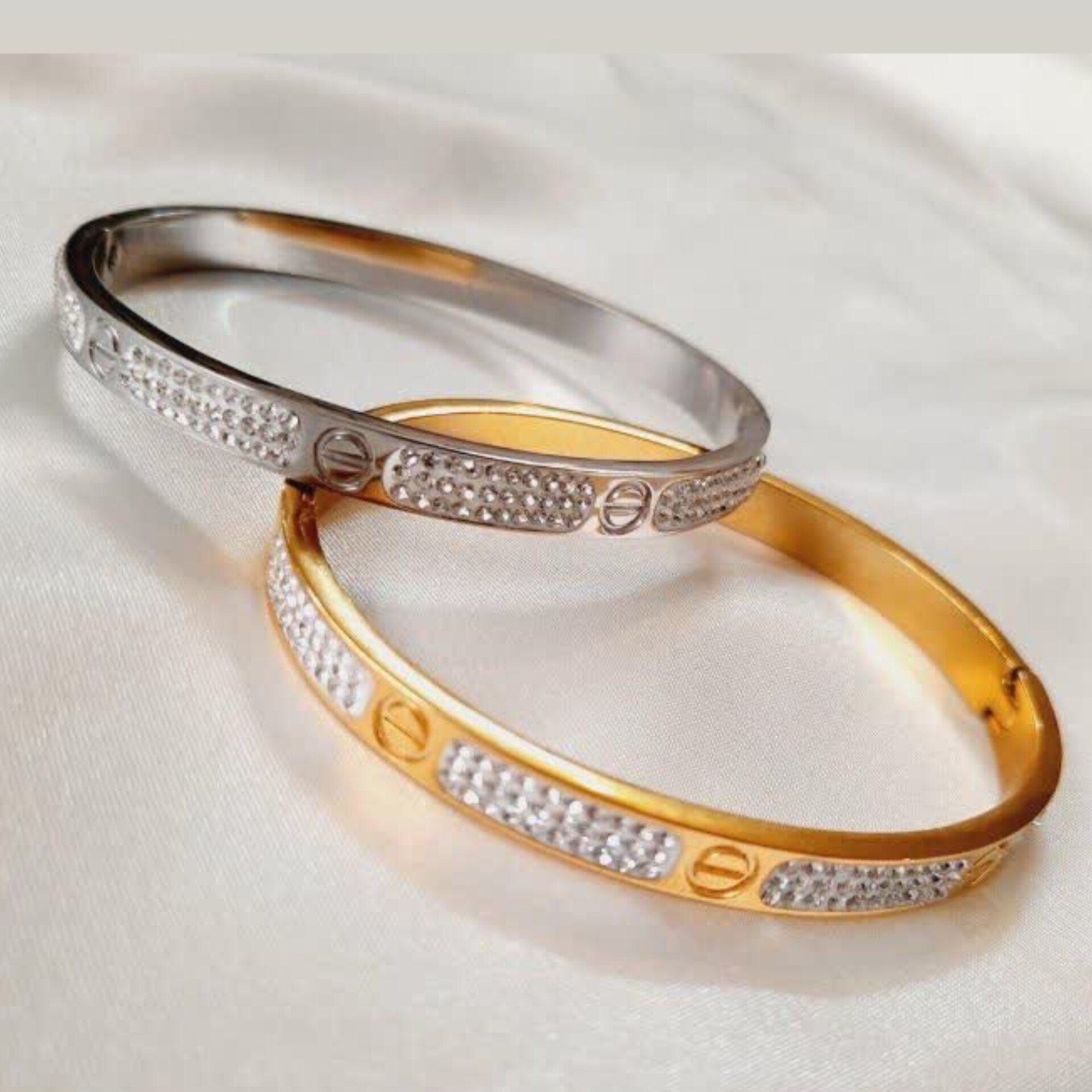 النگو کارتیر پر نگین طلایی و نقره ای