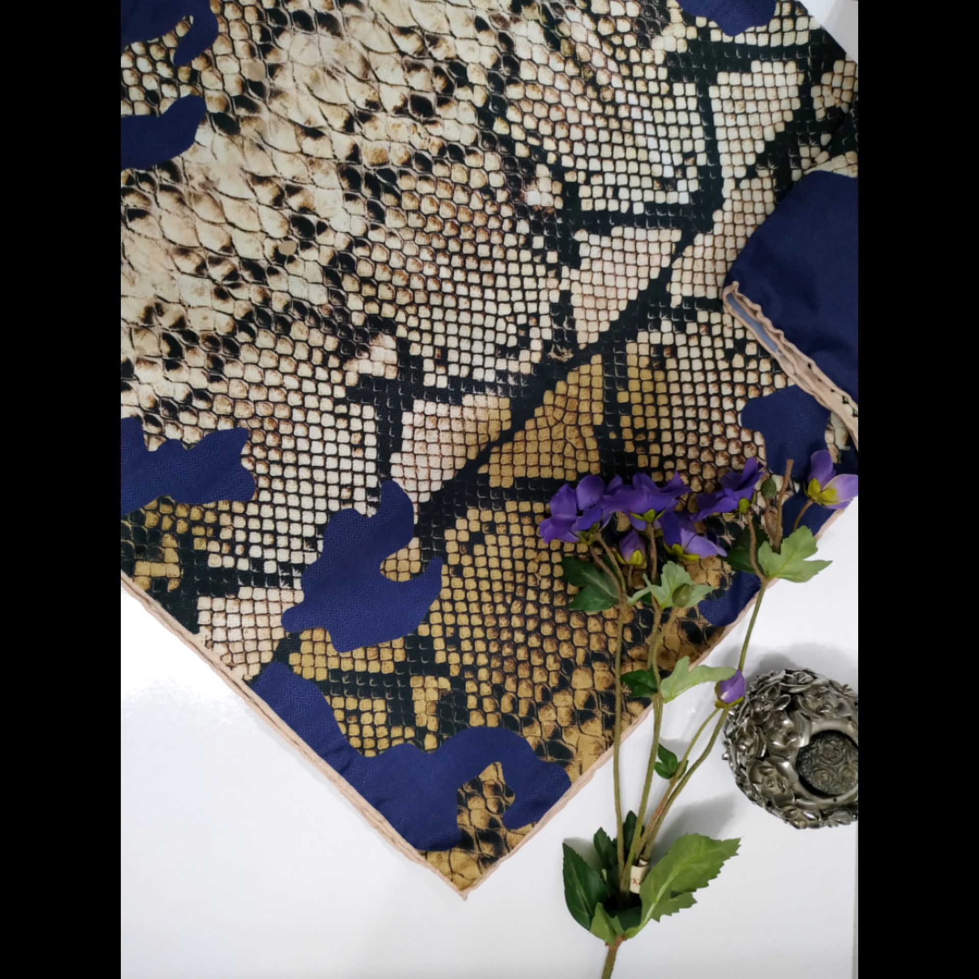 روسری پاییزه پوست ماری بنفش قهوه ای دور دست دوز قواره بزرگ 