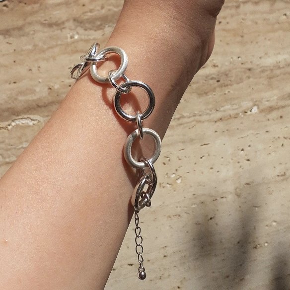 دستبند دایره نقره ای رنگ  جنس استیل 