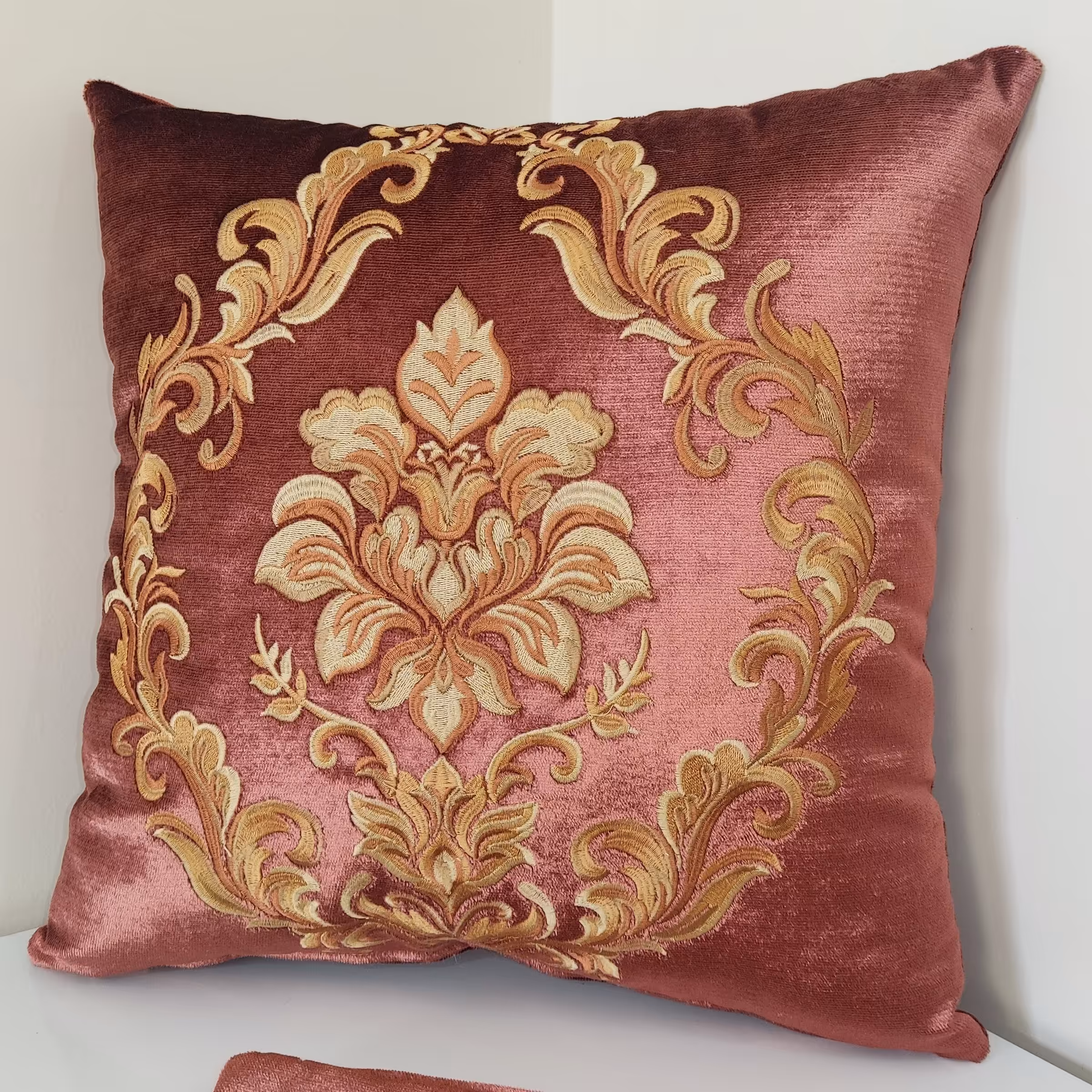 کوسن تک گل گلدوزی شده مناسب مبل کلاسیک سایز40*40