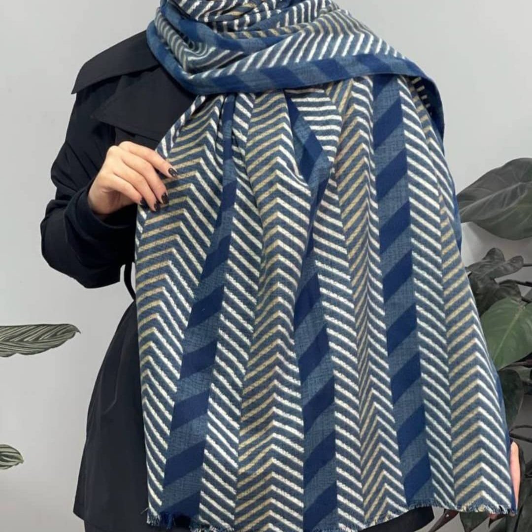 شال موهر  کاملاً نرم و لطیف اصلا سُر نمی‌خورد و کیفیت عالی و تضمینی مناسب فصل پاییز و زمستان 