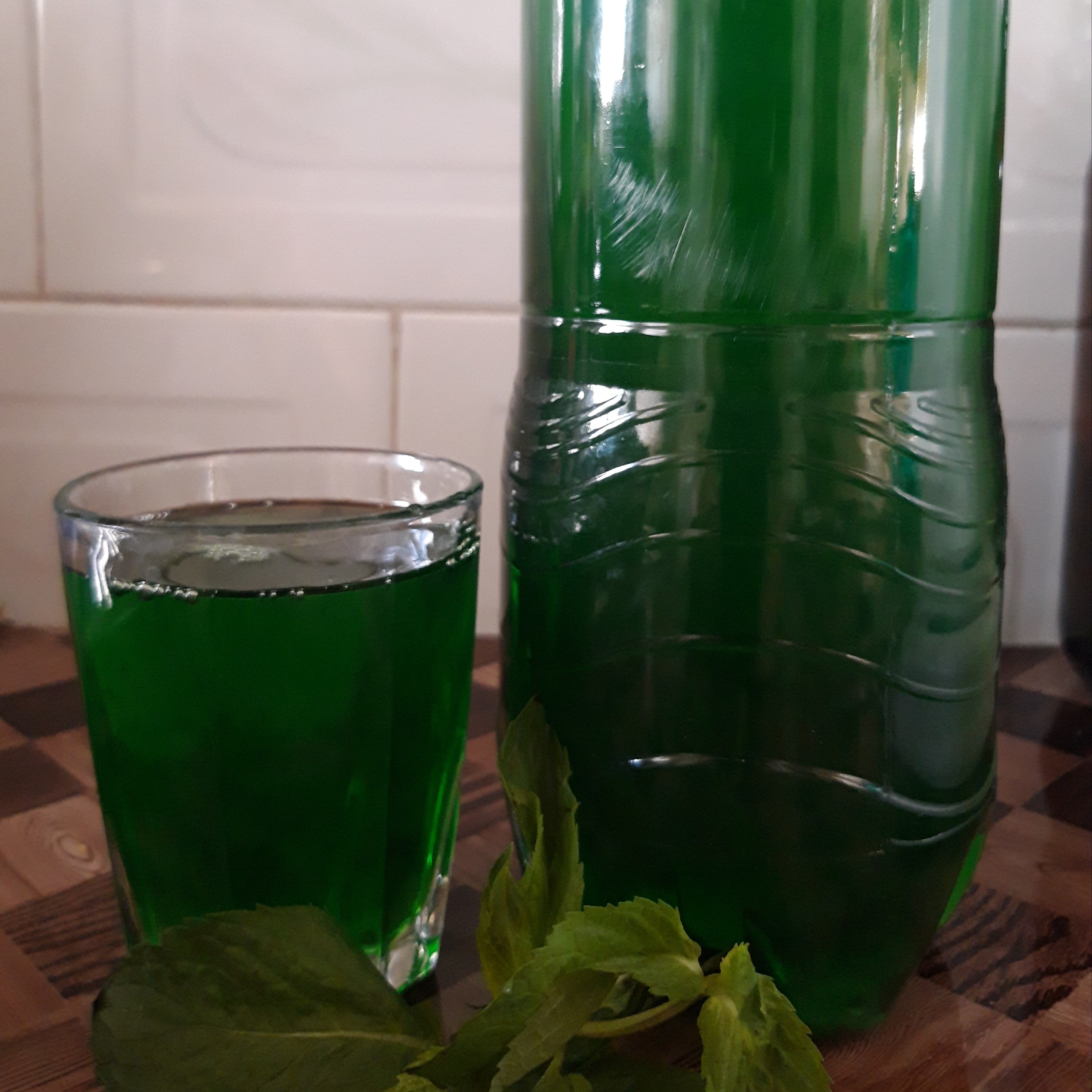 شربت نعنای خانگی اعلا با رنگی بسیار زیبا بدون افزودنی های مضر  در اندازه های  یکو نیم لیتری