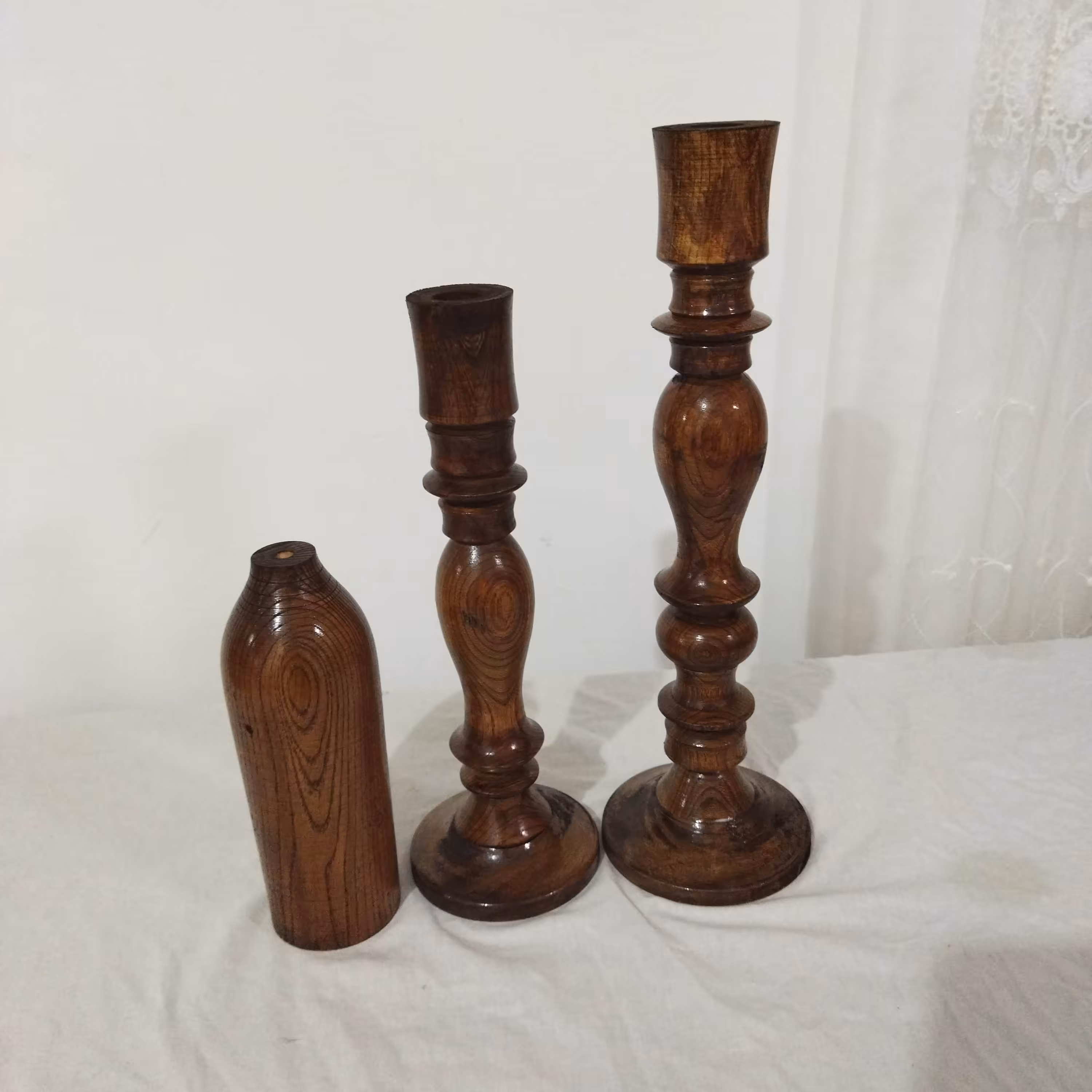  دو عدد شمعدان خراطی  به همراه گلدان