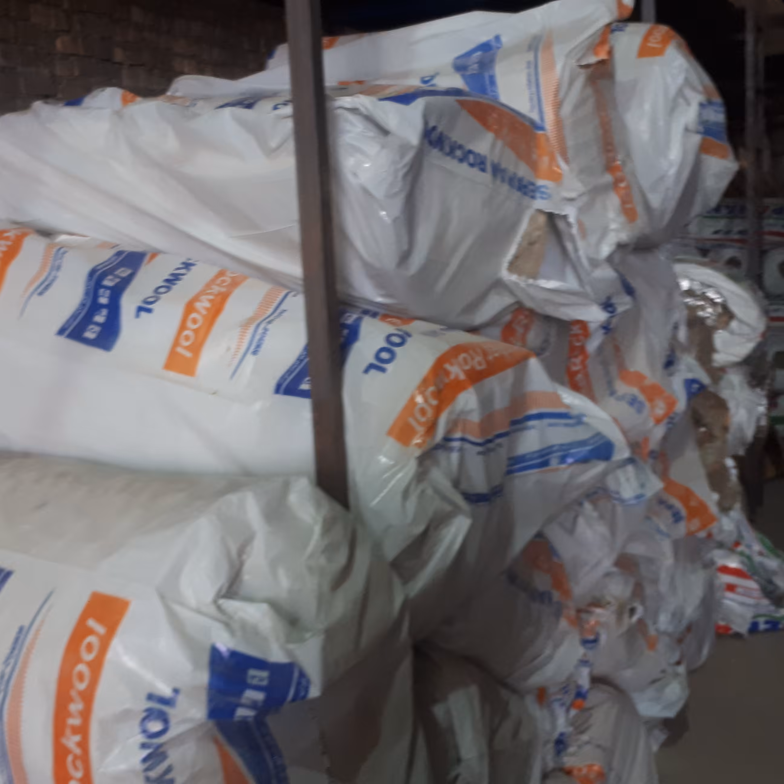 پشم سنگ توری دار (پتویی)برند سپاهان ضخامت 5 سانتیمتر  دانسیته 80 ابعاد120در5متر  ،رول کامل 6متر