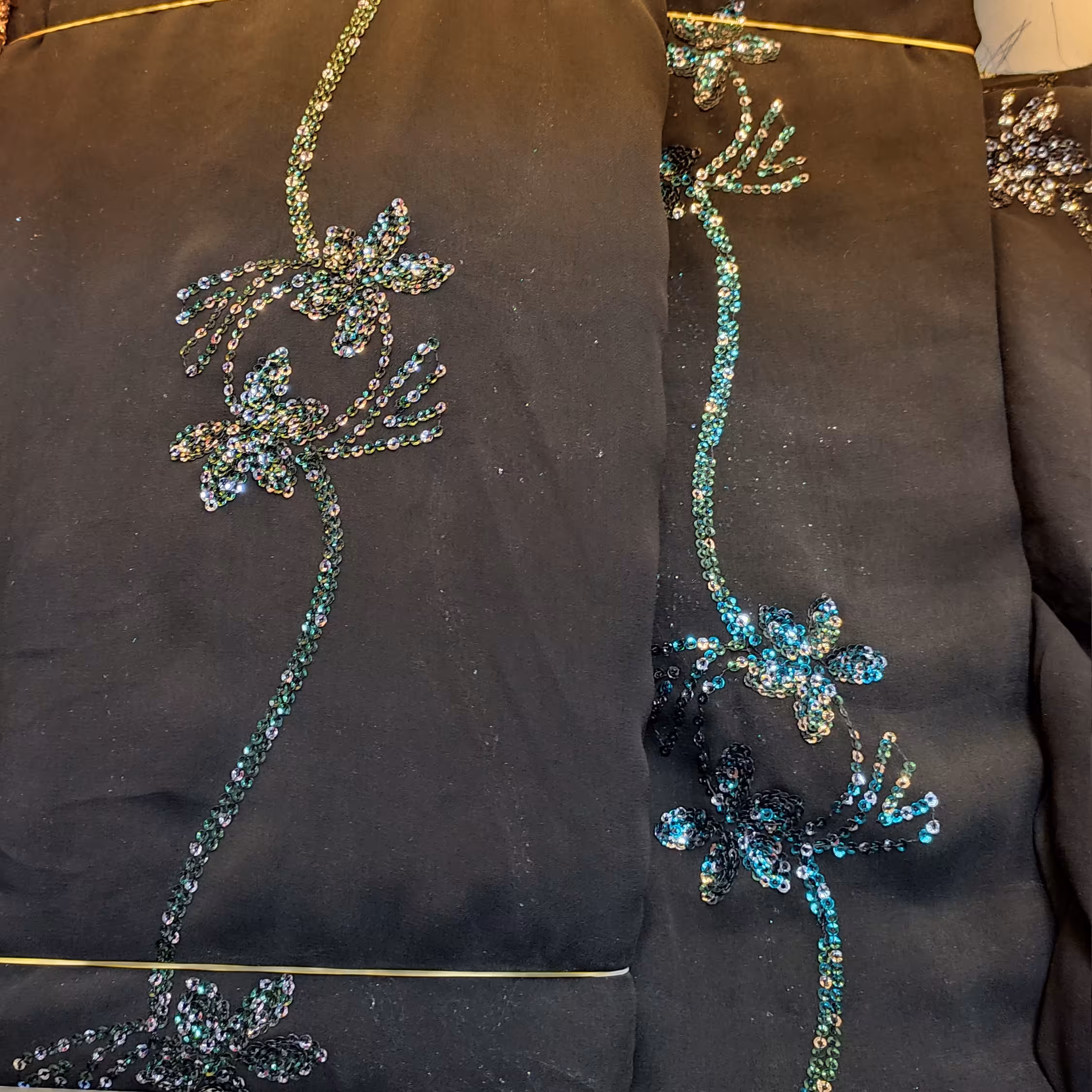 پارچه حریر  پولک دوزی شده  جنس حریر خاویار اصل به صورت قواره 3متر و نیم متری عرض 115سانت  فقط به صورت قواره موجوده