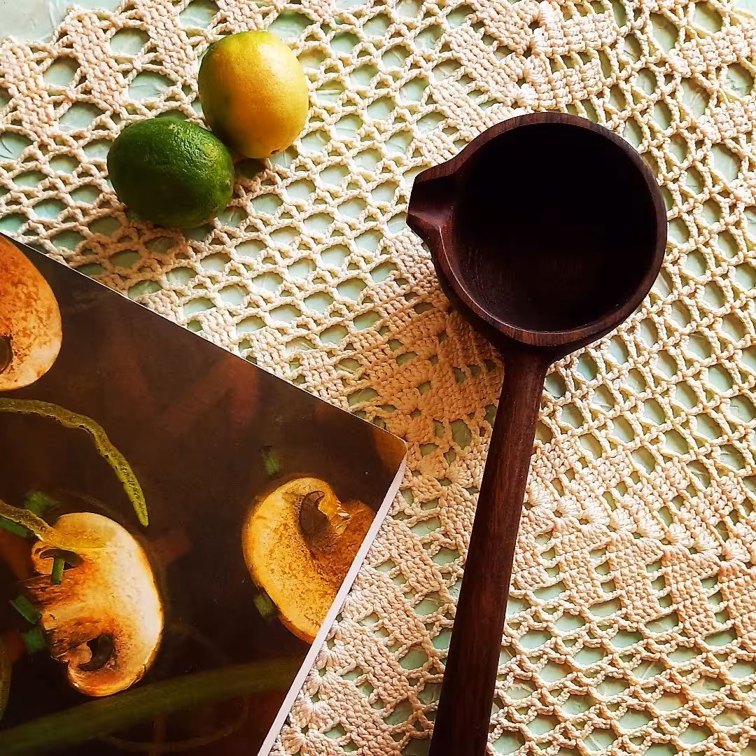 ملاقه چوبی دستساز بارلی مناسب جهیزیه عروس لبه دار چوب گردو 25 سانتی کد bar0035