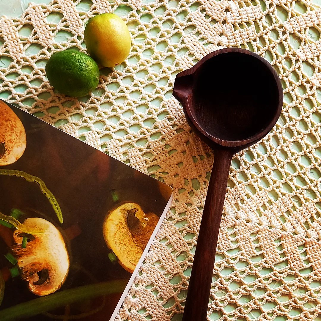 ملاقه چوبی دستساز بارلی مناسب جهیزیه عروس لبه دار چوب گردو 25 سانتی کد bar0035