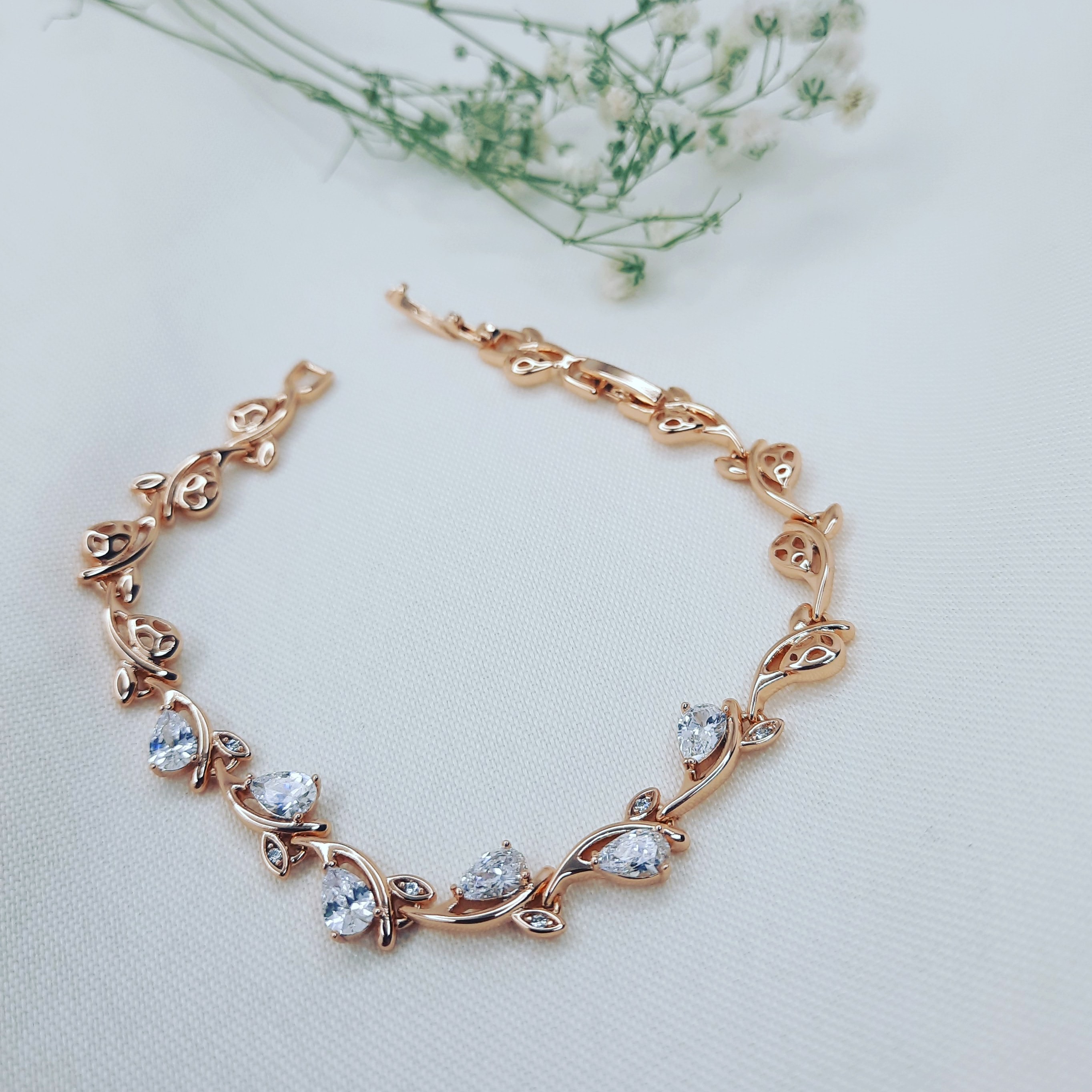 دستبند نگین دار