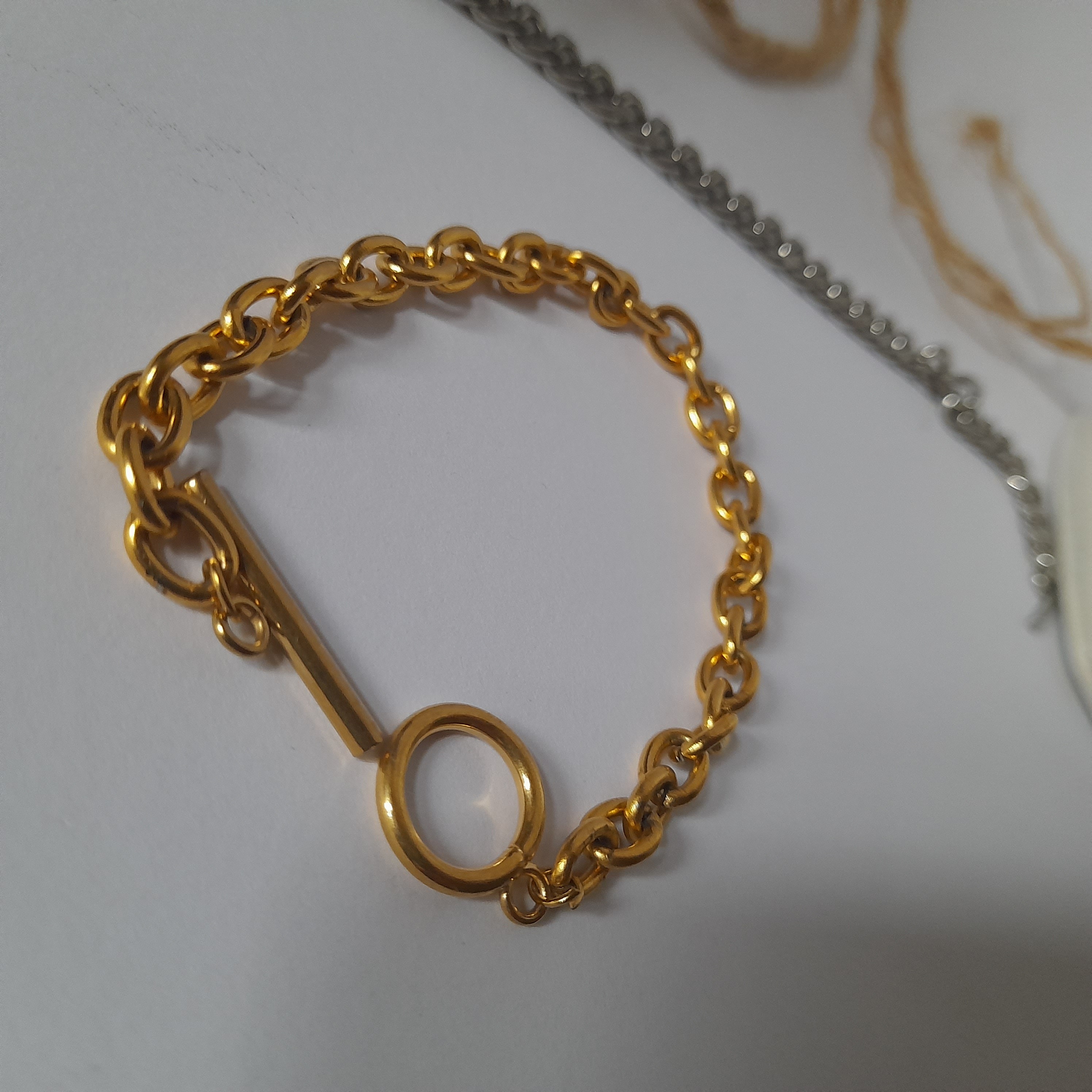 دستبند قفل تی طلایی