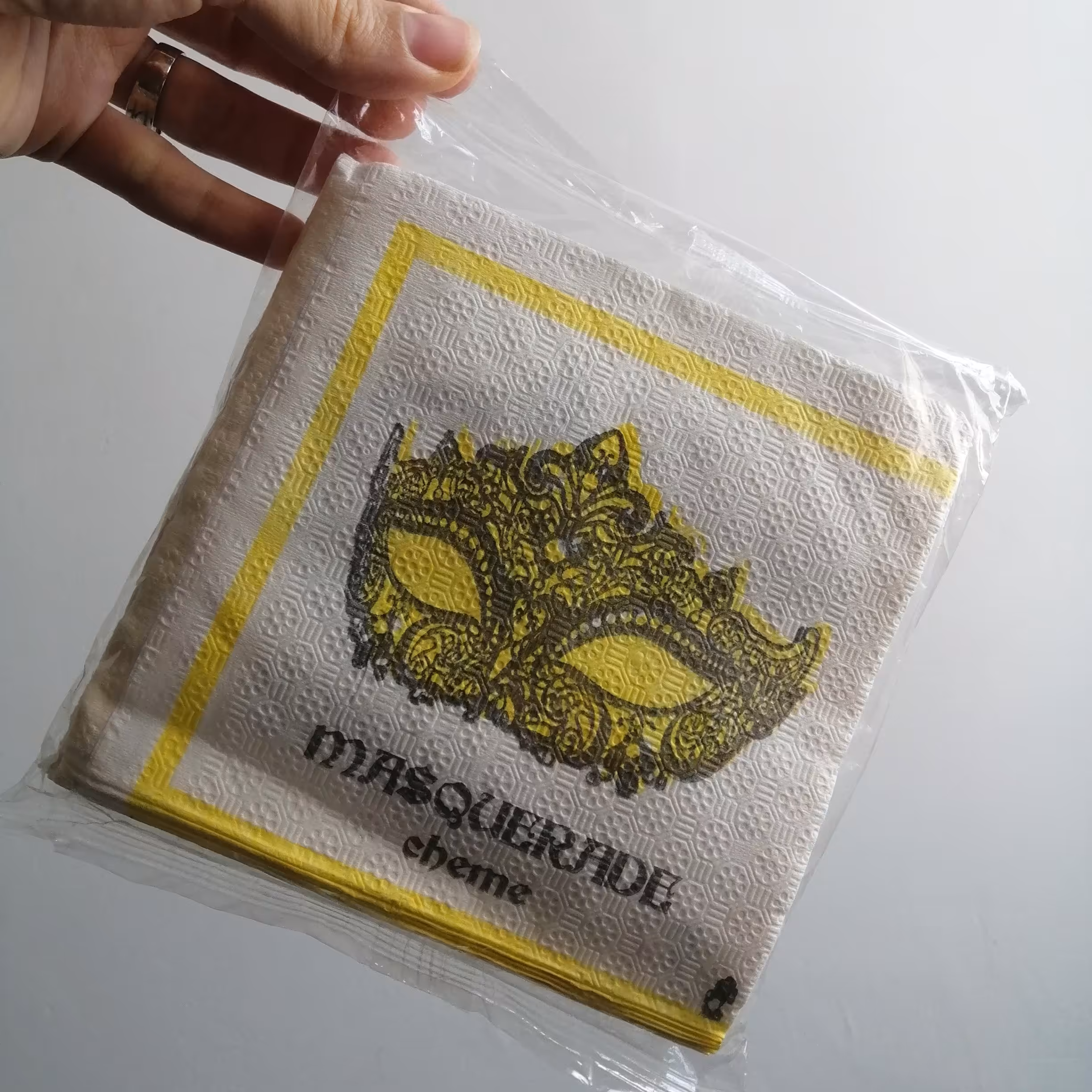 دستمال کاغذی تم تولد طرح ماسک 