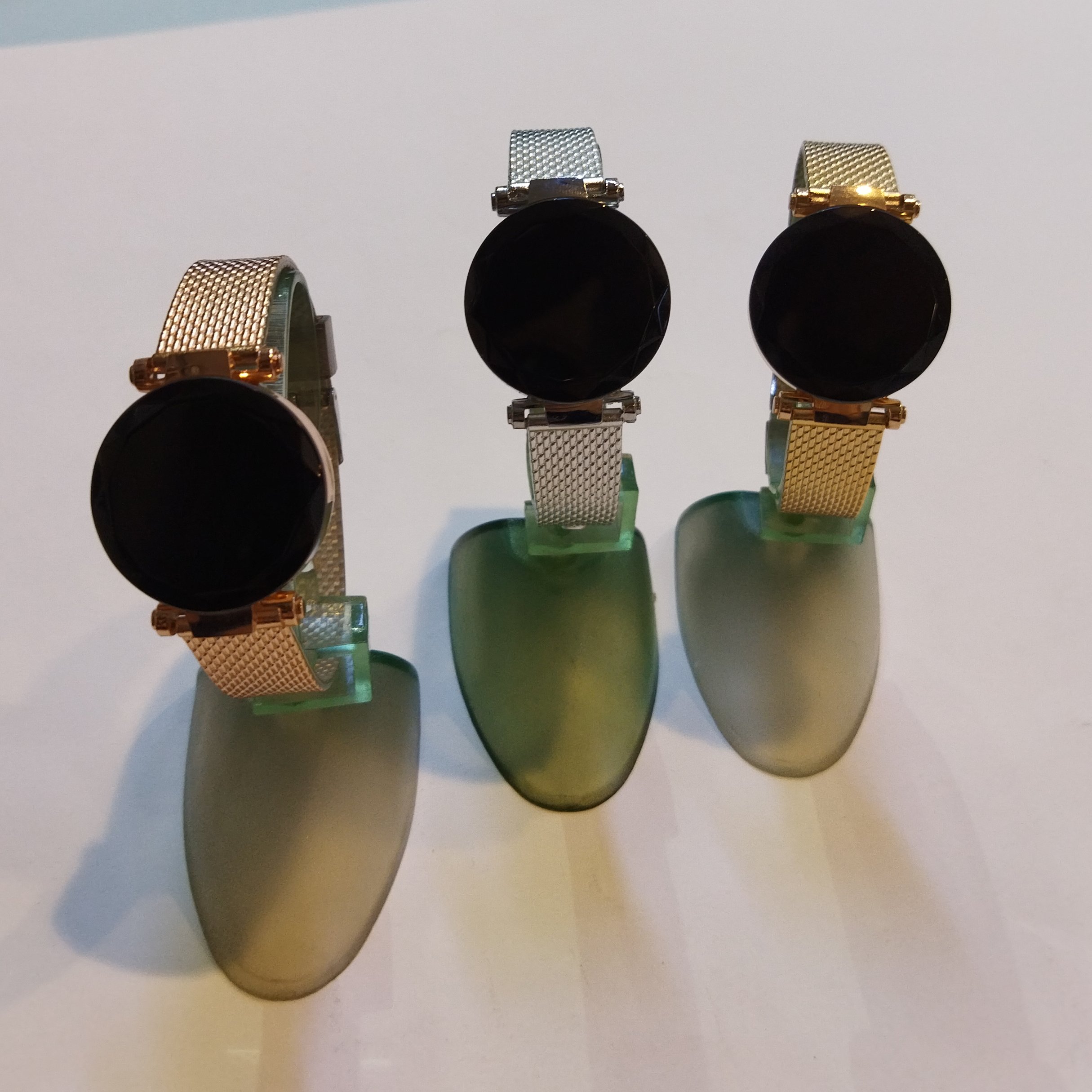 ساعت مچی لمسی صفحه گرد بند لاک طرح حصیری رنگ بندی بند طلایی مسی و نقره ای و مشکی نمایشگر ساعت و تاریخ