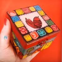 جعبه چوبی تمام نقاشی دارای طرح در دیواره ها و سطح بیرونی.. طرح فاخته