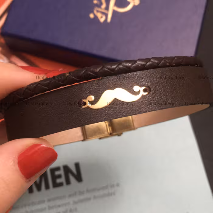 دستبند چرم با پلاک نقره با آبکاری طلا 18 عیار  چرم طبیعی