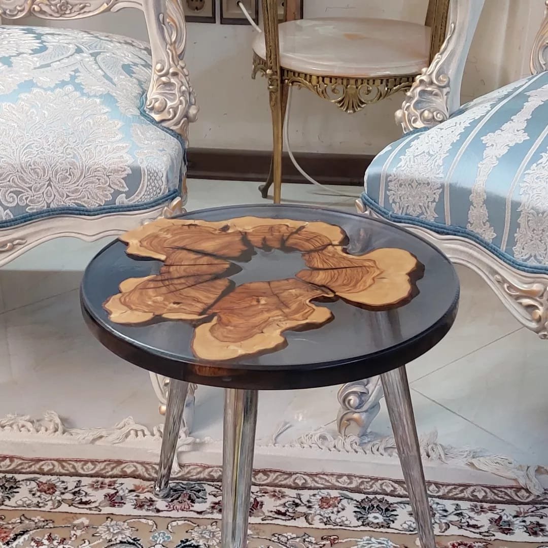 میز عسلی چوب و رزین دایره‌ایی، پایه استیل نقره‌ایی، چوب زیتون و رزین شفاف