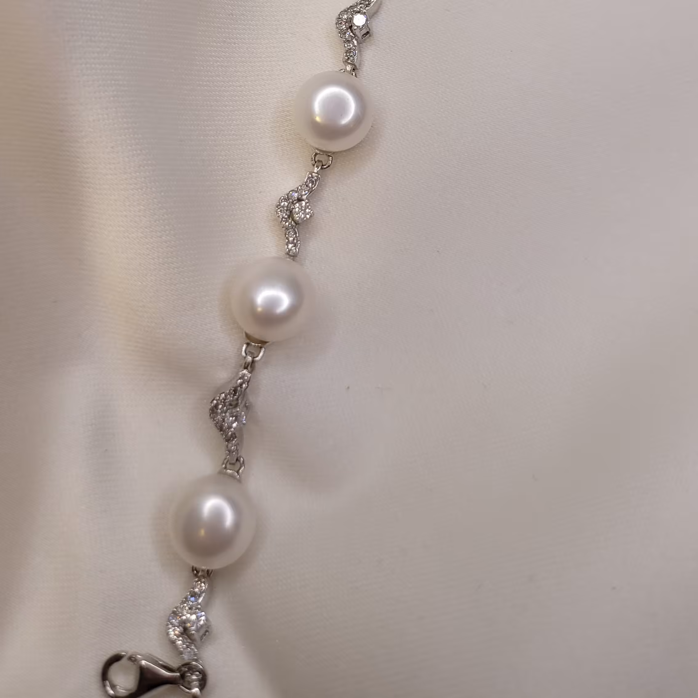 دستبند با مروارید های پرورشی اصل کاری متفاوت و خاص 