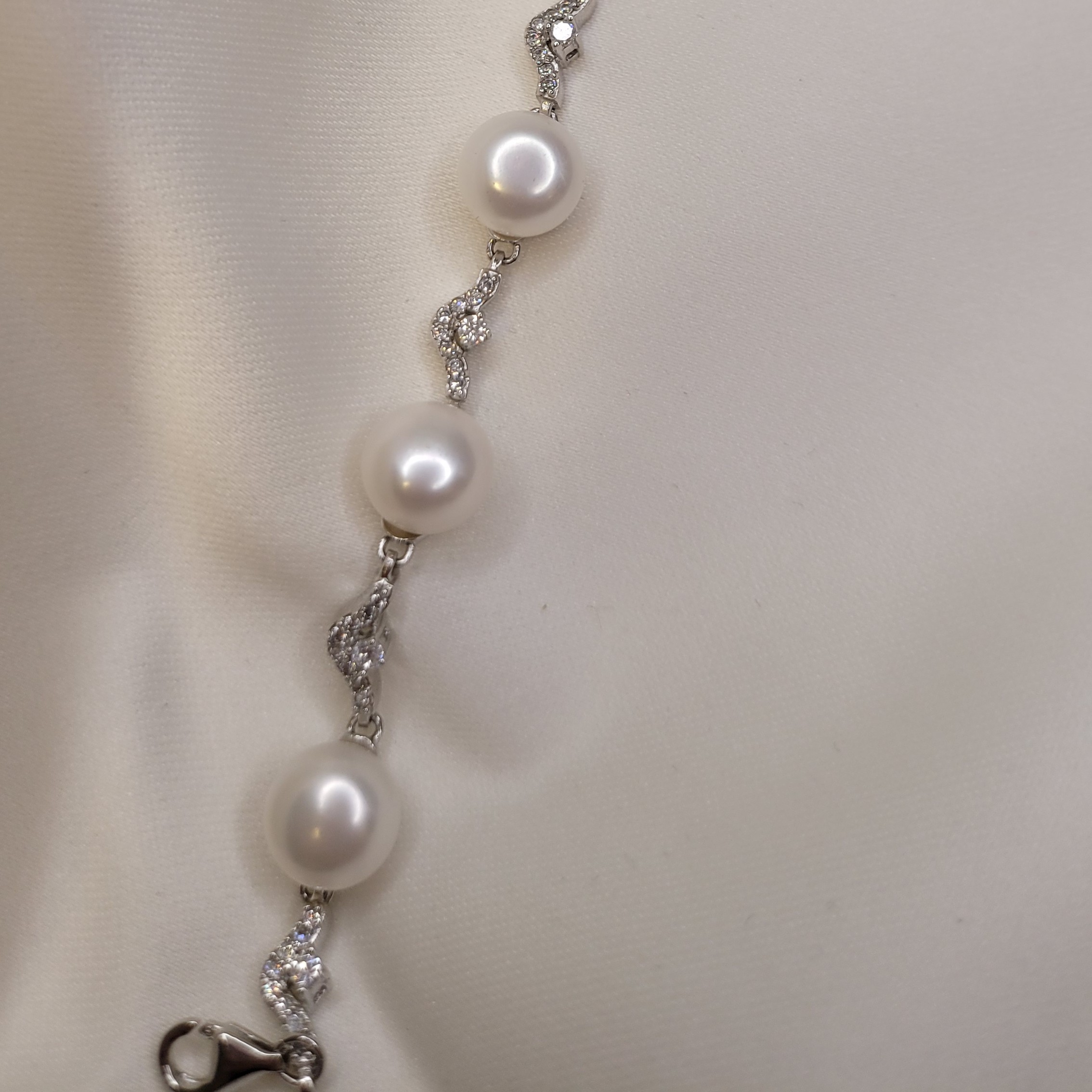 دستبند با مروارید های پرورشی اصل کاری متفاوت و خاص 