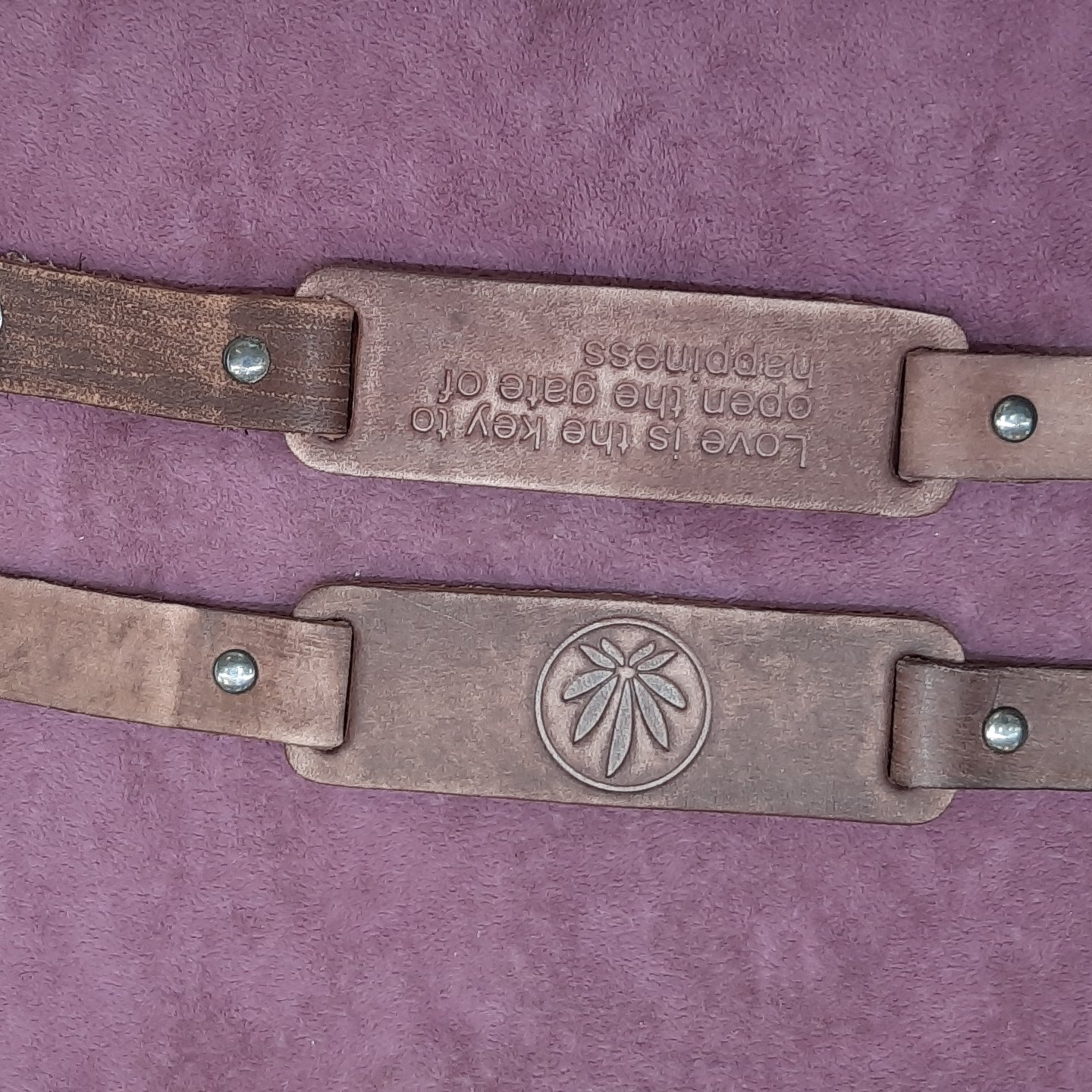 دستبند طرح چرم