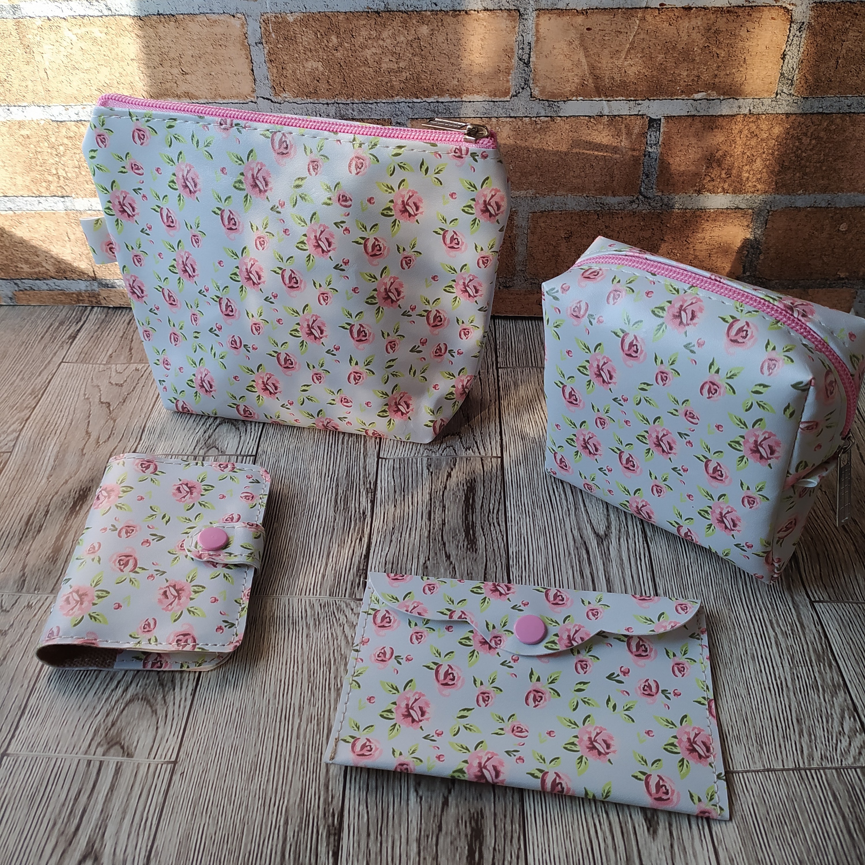 ست هدیه جاکارتی  کیف لوازم آرایش کیف پد بهداشتی و  دستمال کاغذی  طرح گل زمینه سفید 