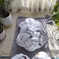 کوسن گره ای  مخمل مدل گل پنج پر  رنگ سفید ابعاد 47 در 47 در 15 سانتیمتر 