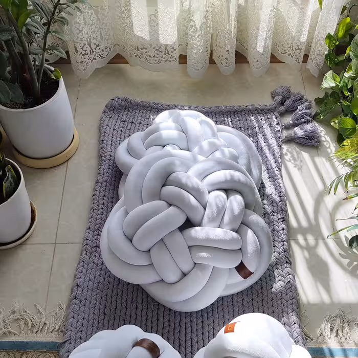 کوسن گره ای  مخمل مدل گل پنج پر  رنگ سفید ابعاد 47 در 47 در 15 سانتیمتر 