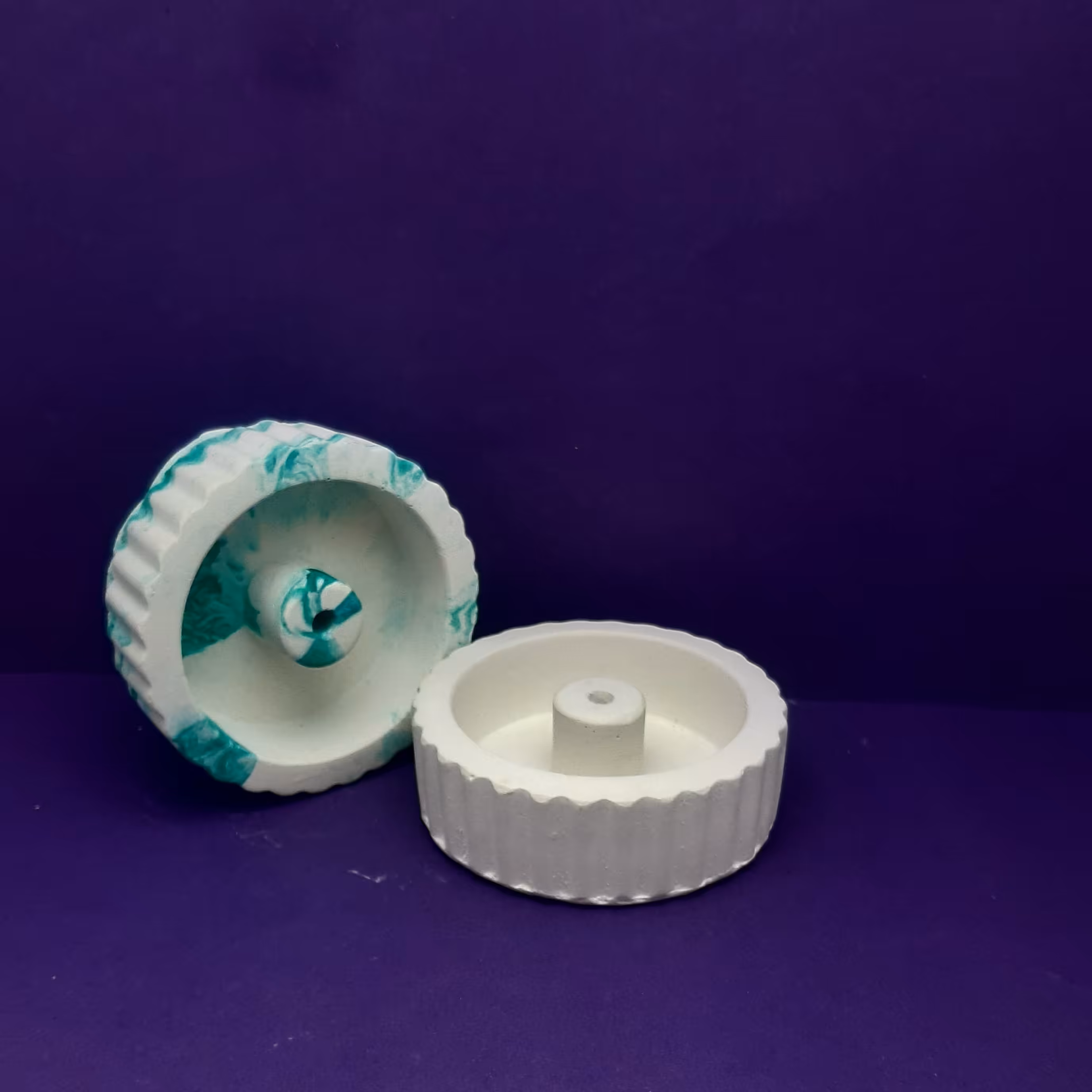 اکسسوری بتنی و سنگ مصنوعی ..جاعودی ایستاده در ارتفاع 3 سانت و قطر دهنه 6 و وزن 120 گرمی و عمق 2 سانت