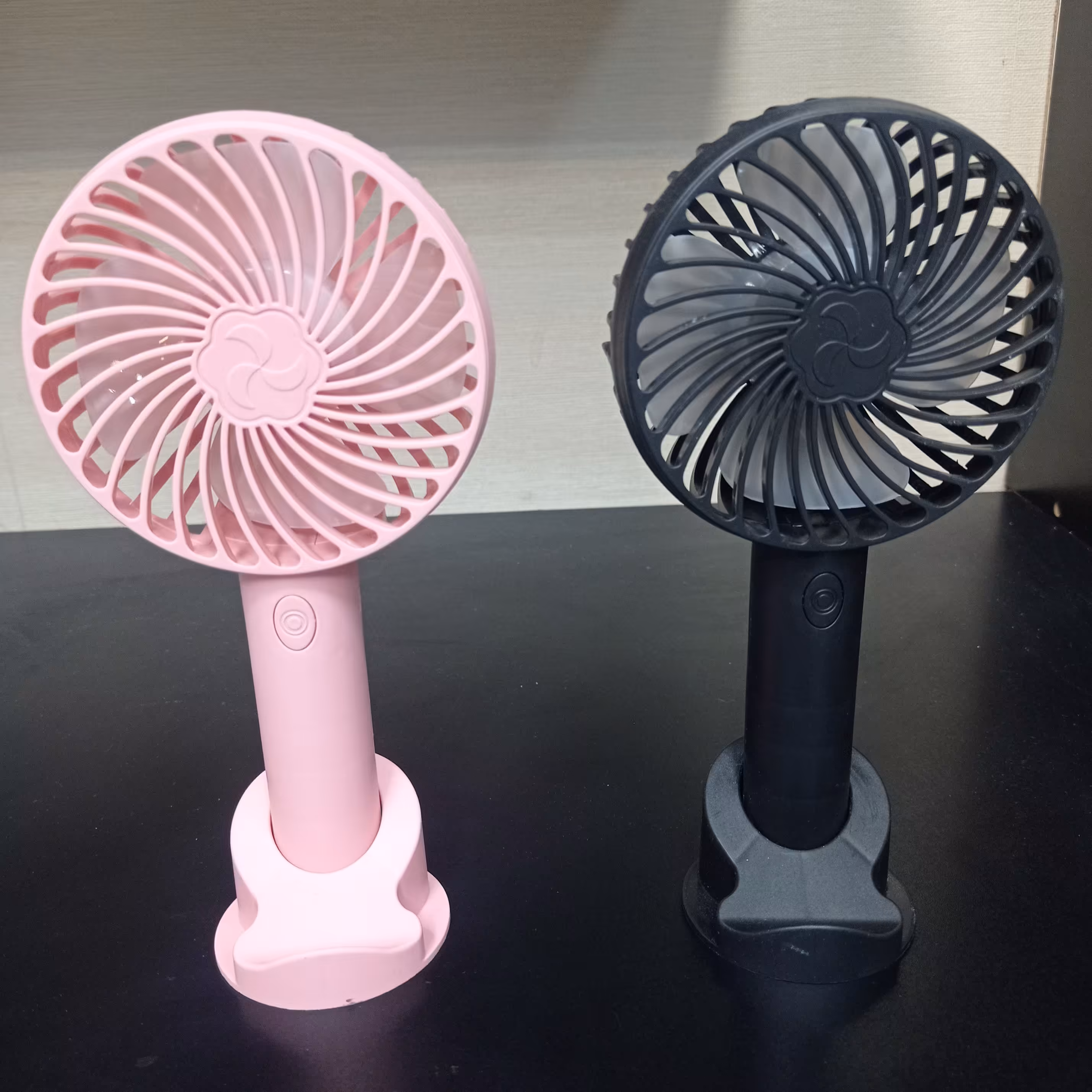 پنکه (شارژی)  3سرعته  موجود رنگ مشکی وصورتی،فقط رنگ صورتی موجود است