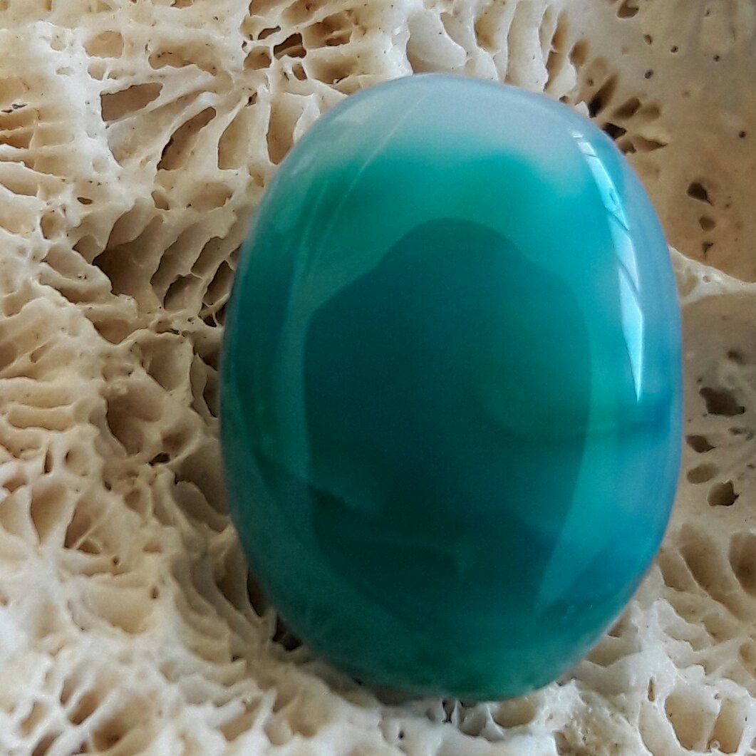 نگین عقیق سبز ابروبادی بسیار کمیاب 