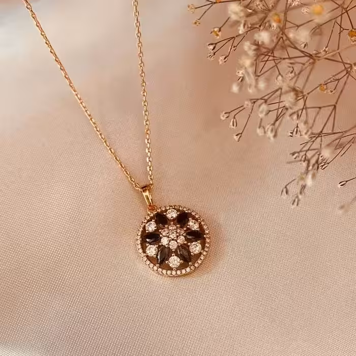 پلاک دایره ای با نگین های سفید مشکی ژوپینگ رنگ ثابت و ضد حساسیت با نگین های مخراج شده 