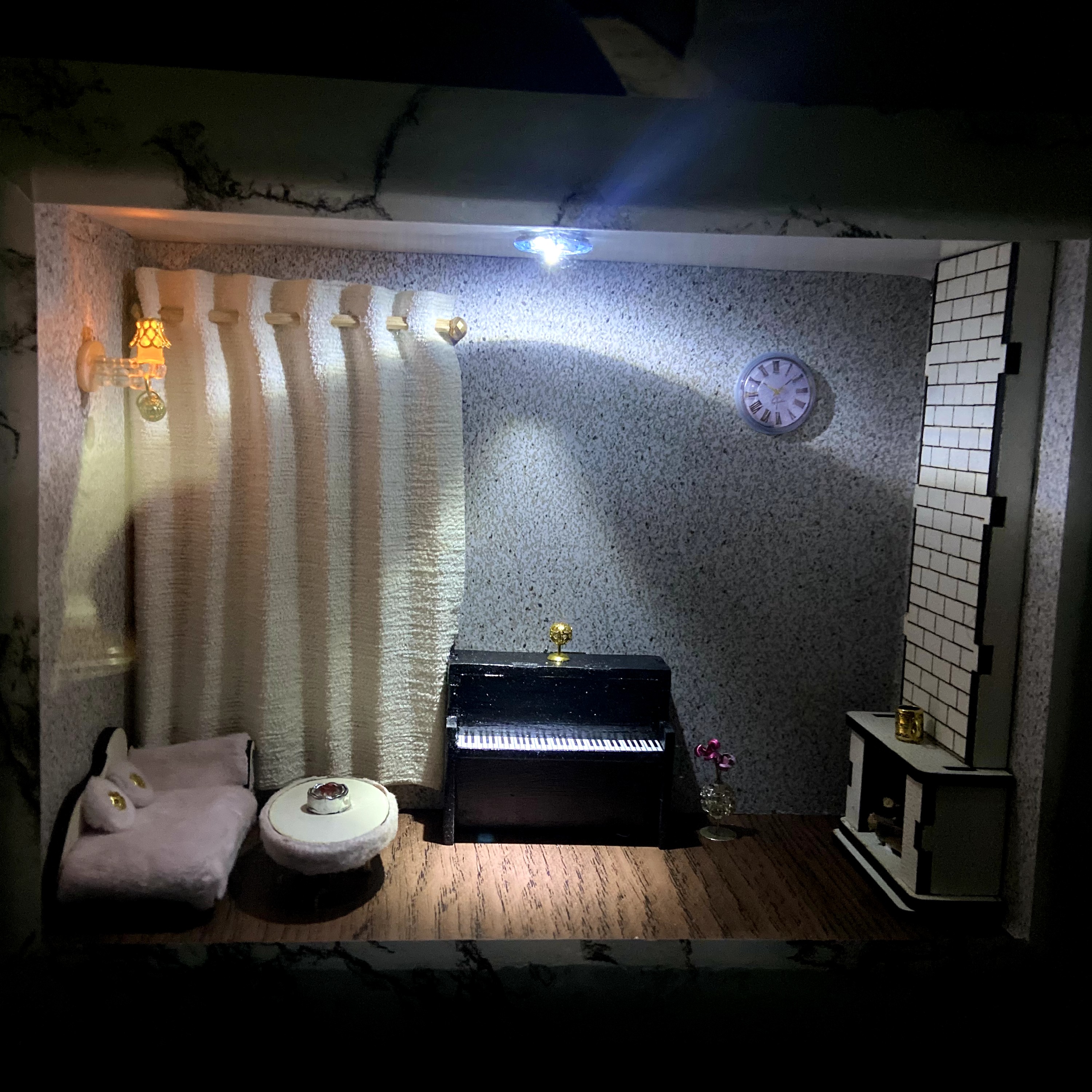 دکور سه کاره (جاکلیدی) (شب خواب ) (تابلو تزئینی) طرح پیانو . ابعاد(طول 25. عرض 18.5 عمق 8)سانت . برقی و ساده 