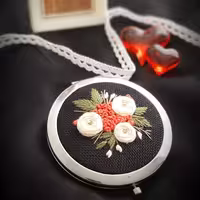 آینه جیبی گلدوزی شده با دست طرح گلنار  قطر 7  سانت