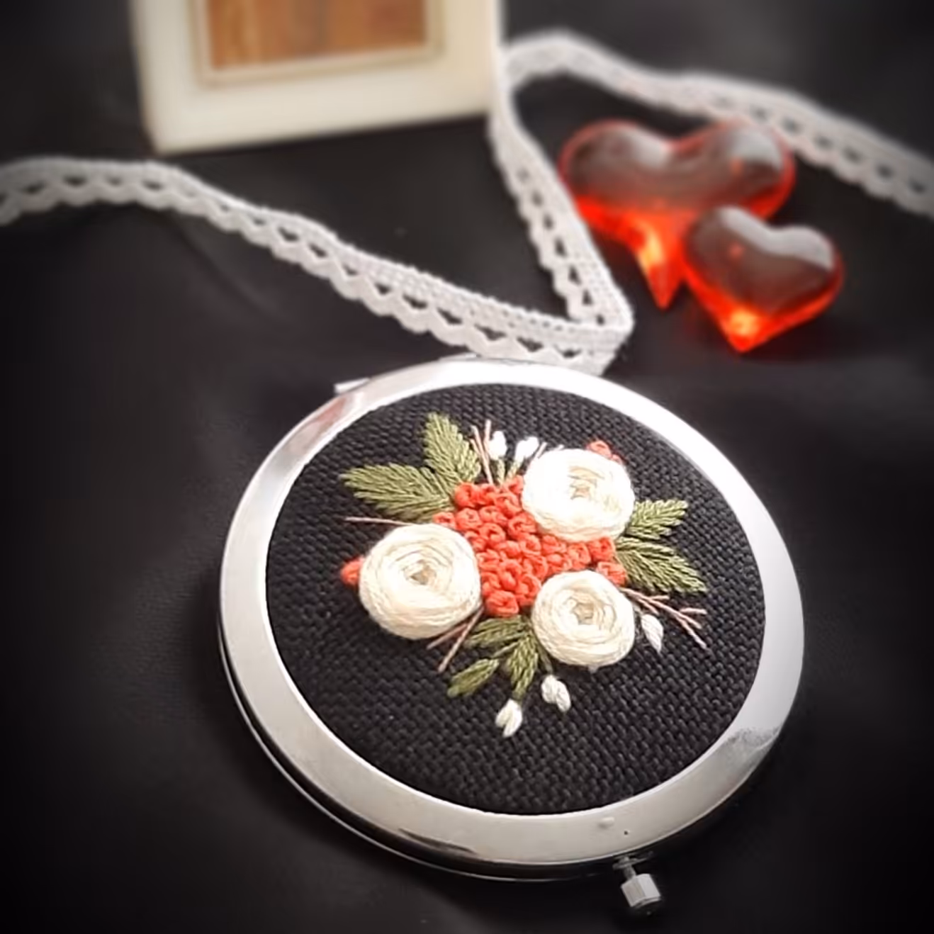 آینه جیبی گلدوزی شده با دست طرح گلنار  قطر 7  سانت