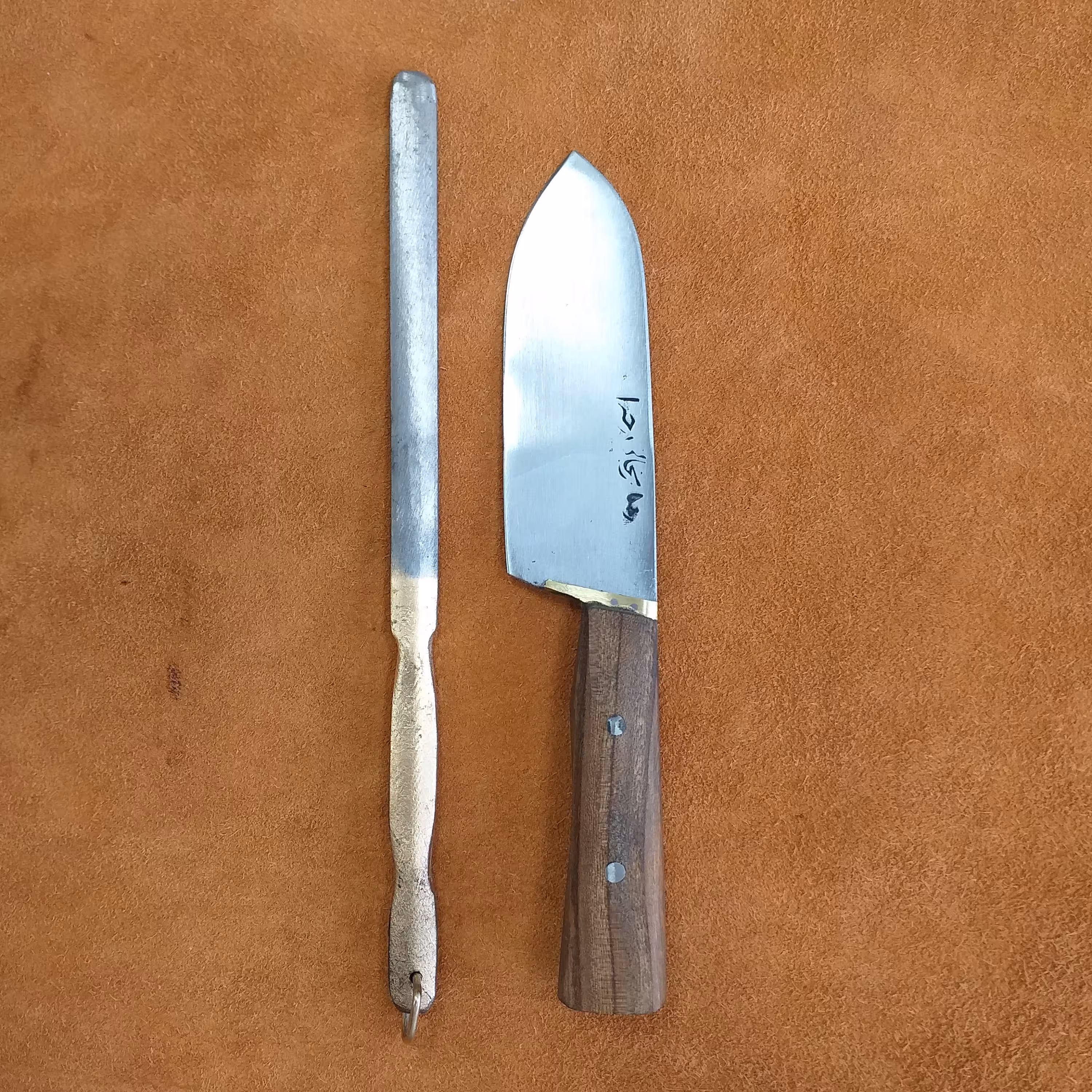 چاقوی زنجان چاقو سلاخی فولادی زنجان با مصقل تیزکن ست دو عددی طول کل چاقو 26 سانت و مصقل 25 سانت جنس هردو فولادفنر آبدیده