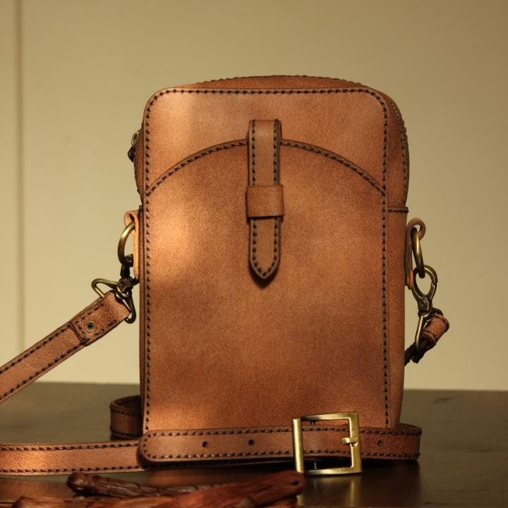 کیف  دوشی و یه  وری   چرم طبیعی دست دوز 