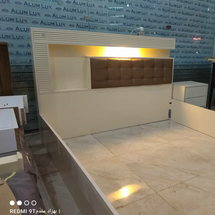 تخت خواب دونفره به همراه پاتختی
