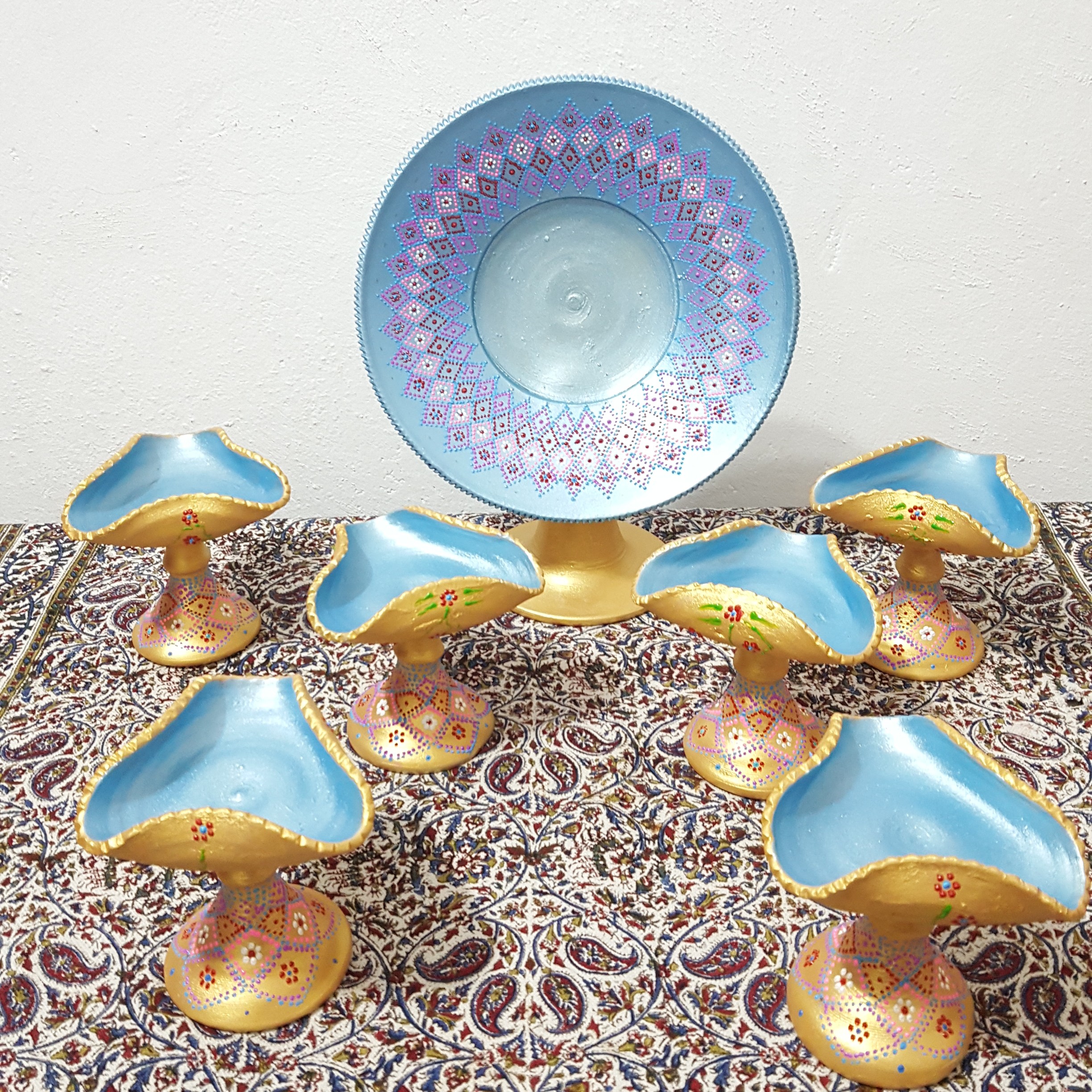 هفت سین پایه دار سفالی نقطه کوبی شده هنرکده سدنا  رنگ طلایی فیروزه ایی